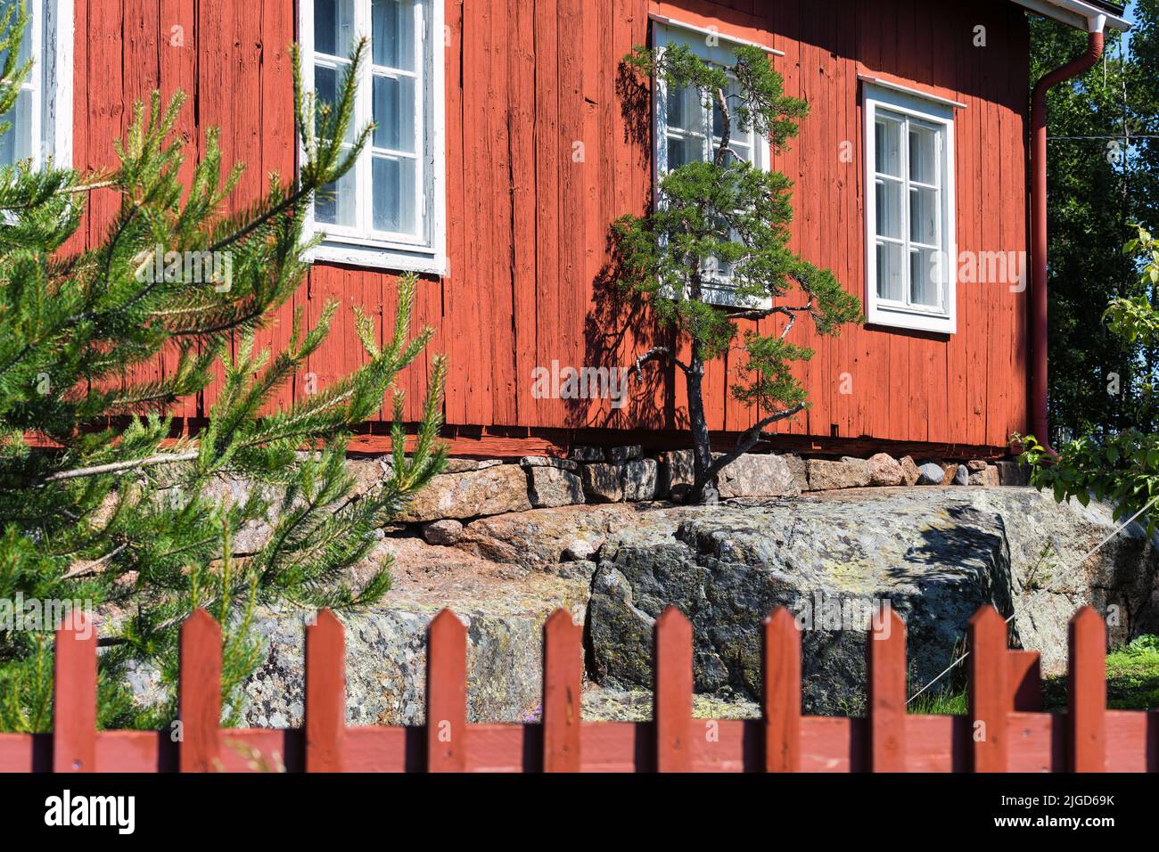 Une ancienne maison en bois dans l'île Haapasaari, Kotka, Finlande Banque D'Images