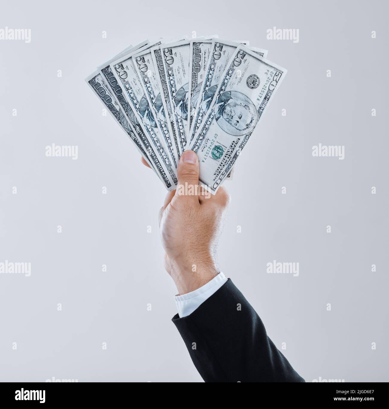 Si votre propre politicien de parti est corrompu, parlez-en. Un homme d'affaires qui tirait sa main tenant de l'argent sur fond gris. Banque D'Images