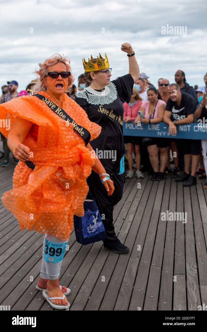 Femme en costumes au défilé de la sirène, New York, 2022 Banque D'Images