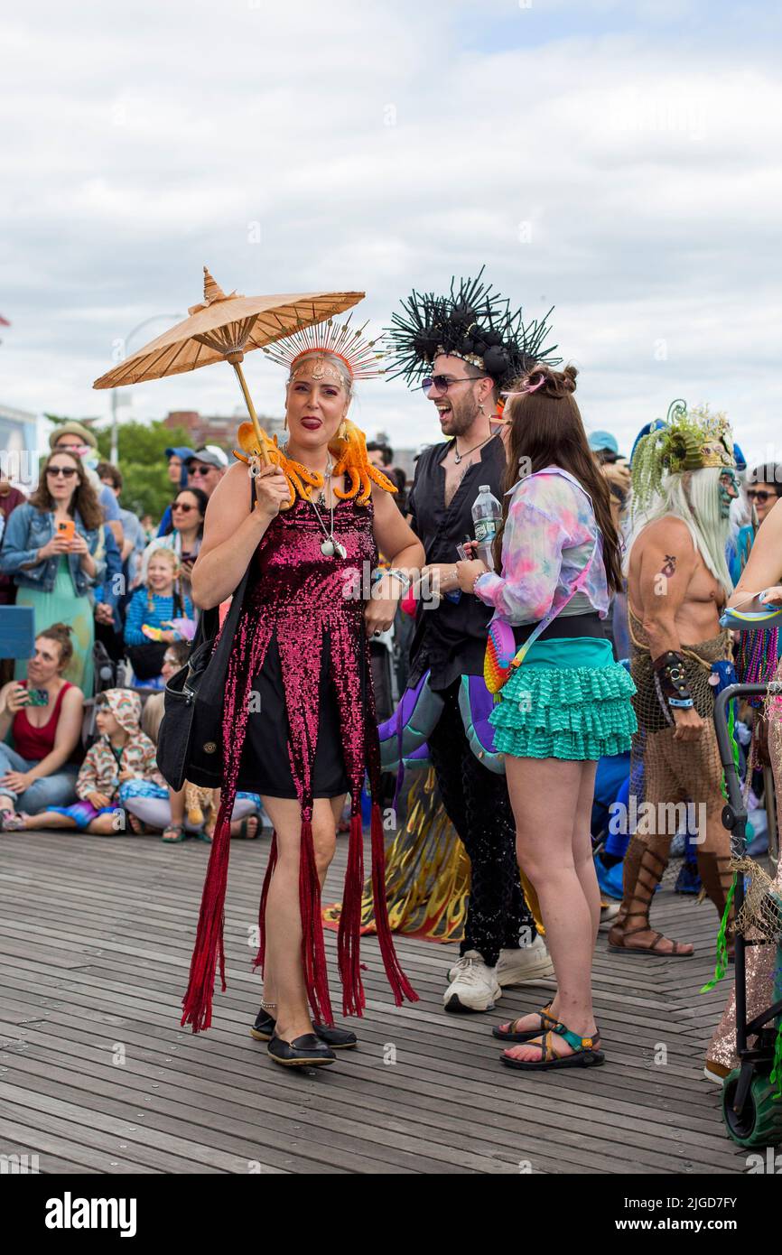 Les gens en costumes au défilé de la sirène, New York, 2022 Banque D'Images