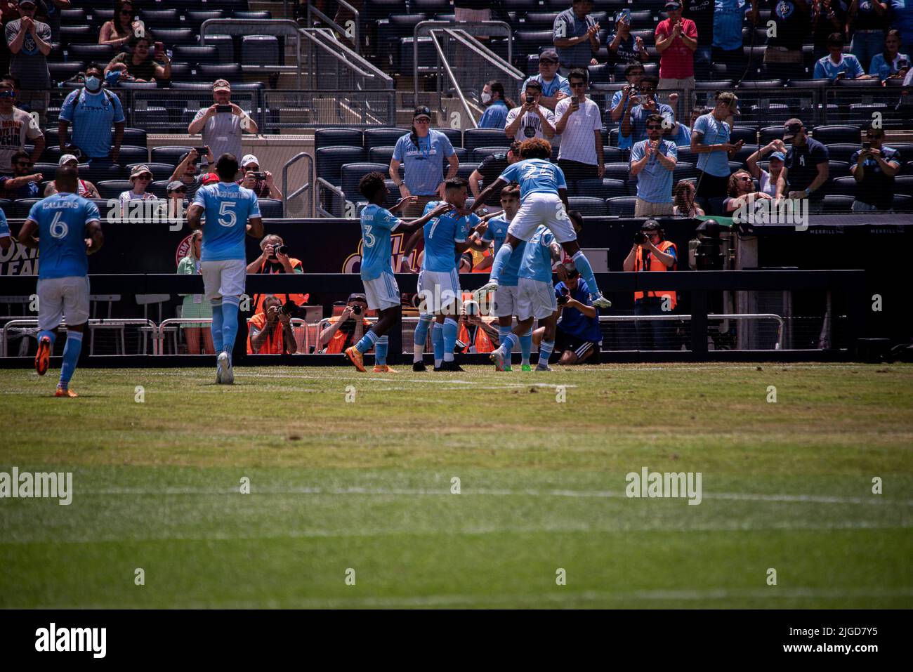 NEW YORK, NY - 9 JUILLET : les célébrations après que Valentin Castellanos a participé à un coup de pied de pénalité pour le NYC FC dans la première moitié de leur match contre les révolutions de la Nouvelle-Angleterre au Yankee Stadium sur 9 juillet 2022 à New York, NY, États-Unis. (Photo de Matt Davies/PxImages) crédit: PX Images/Alamy Live News Banque D'Images