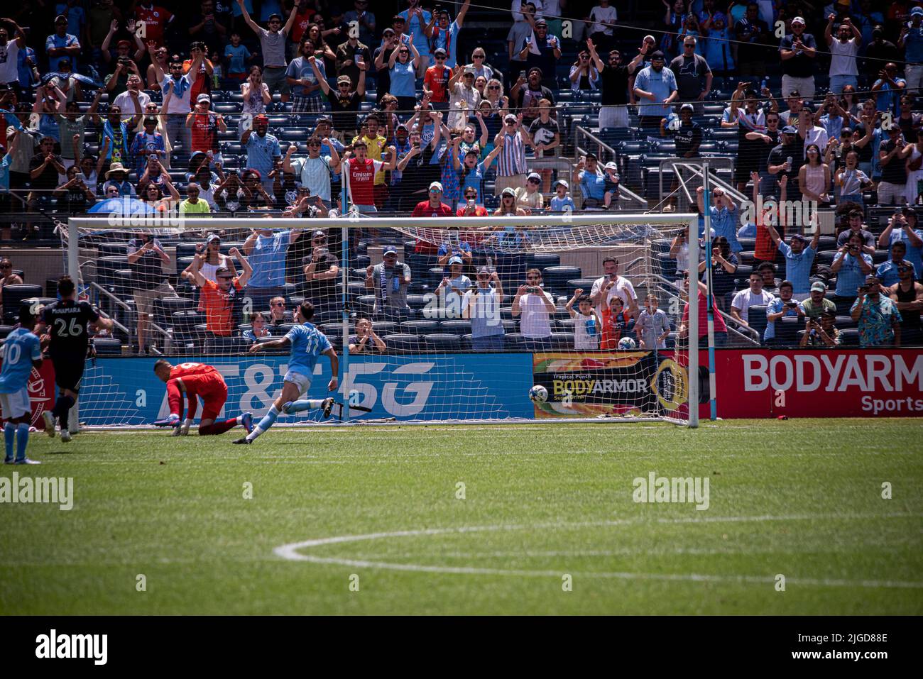 9 juillet 2022, New York, New York, New York, NY, Etats-Unis: NEW YORK, NY - JUILLET 9: Valentin Castellanos a obtenu un coup de pied de pénalité pour le NYC FC dans la première moitié de leur match contre les révolutions de la Nouvelle Angleterre au Yankee Stadium sur 9 juillet 2022 à New York, NY, Etats-Unis. (Image de crédit : © Matt Davies/PX Imagens via ZUMA Press Wire) Banque D'Images