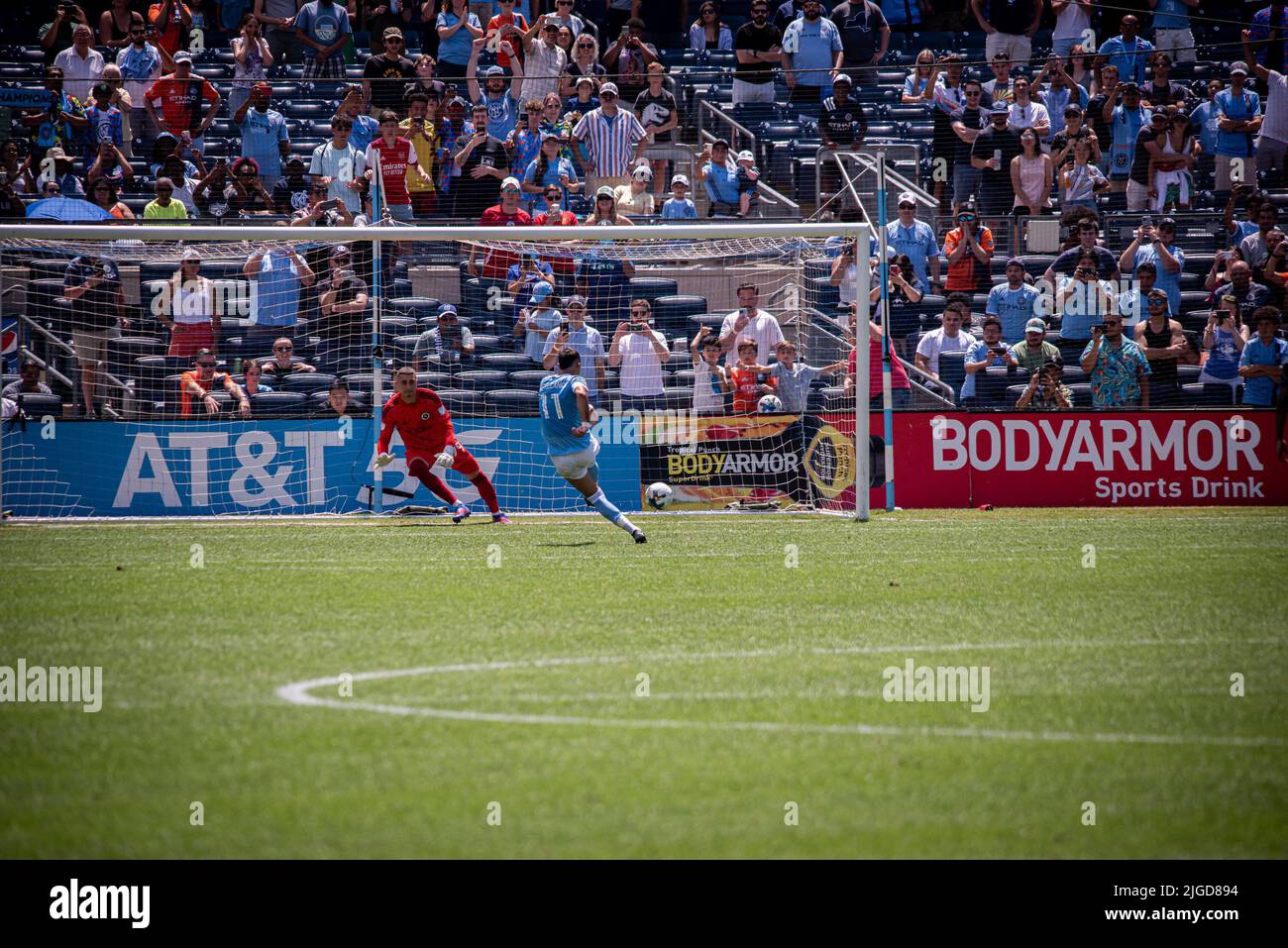 9 juillet 2022, New York, New York, New York, NY, Etats-Unis: NEW YORK, NY - JUILLET 9: Valentin Castellanos a obtenu un coup de pied de pénalité pour le NYC FC dans la première moitié de leur match contre les révolutions de la Nouvelle Angleterre au Yankee Stadium sur 9 juillet 2022 à New York, NY, Etats-Unis. (Image de crédit : © Matt Davies/PX Imagens via ZUMA Press Wire) Banque D'Images