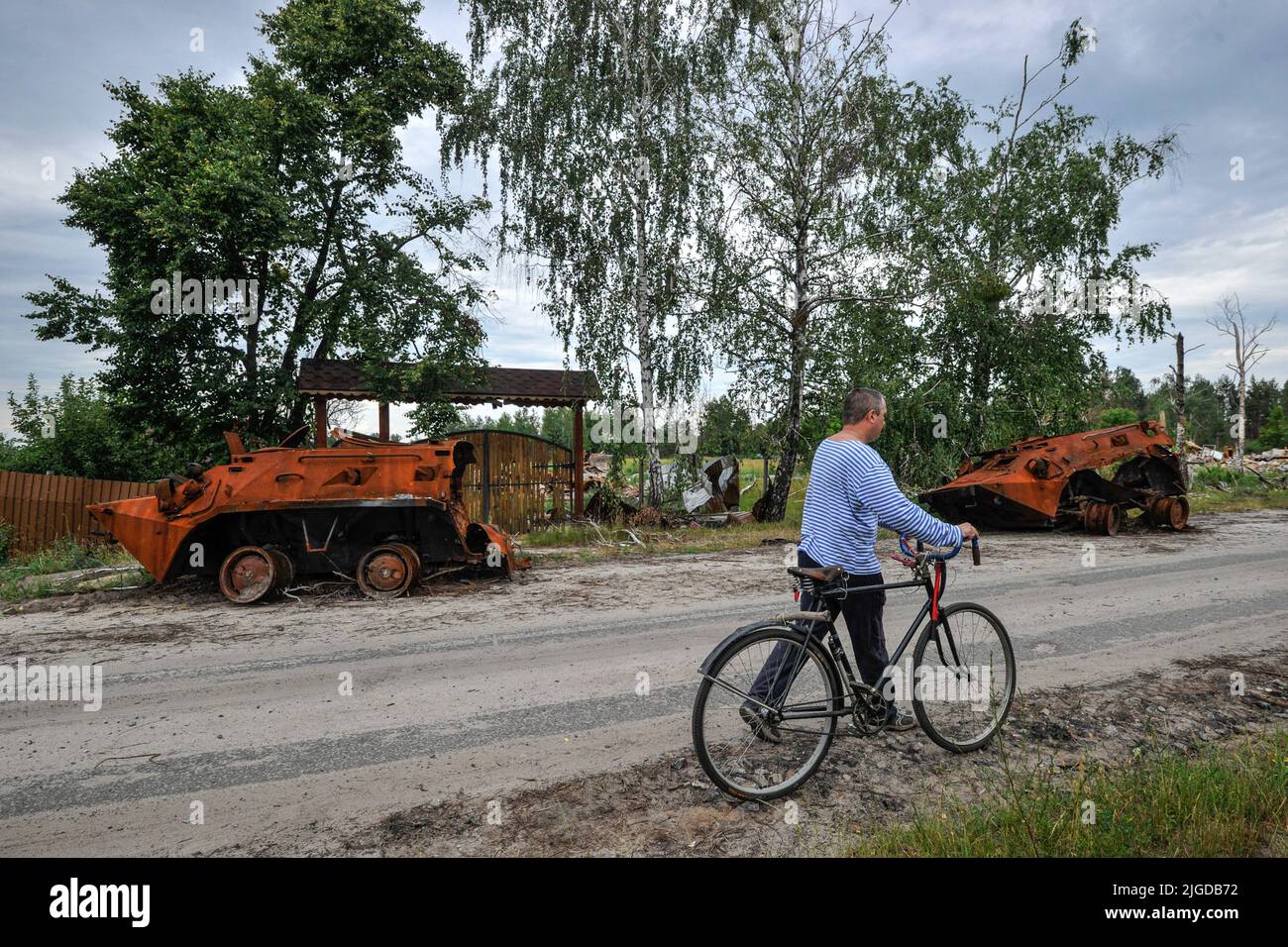 Teterivske, Ukraine. 09th juillet 2022. Un homme passe devant les transporteurs de personnel blindé détruits (APC) de l'armée russe au village de Teterivske, dans la région de Kiev. La Russie a envahi l'Ukraine le 24 février 2022, déclenchant la plus grande attaque militaire en Europe depuis la Seconde Guerre mondiale Crédit : SOPA Images Limited/Alamy Live News Banque D'Images