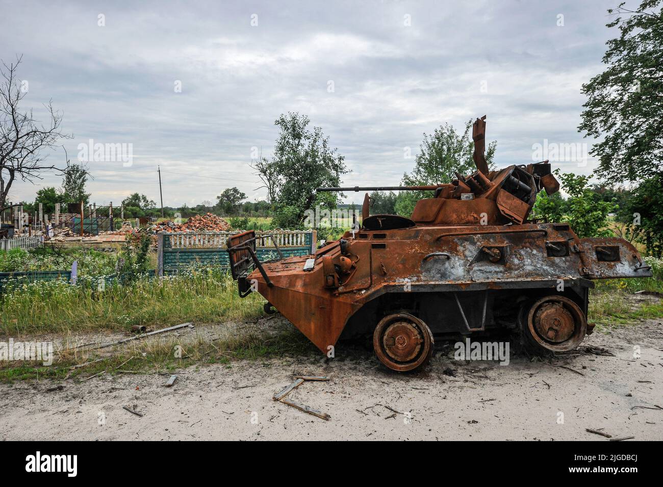 Teterivske, Ukraine. 09th juillet 2022. Un transporteur de militaires blindés (APC) détruit de l'armée russe est vu au village de Teterivske, dans la région de Kiev. La Russie a envahi l'Ukraine le 24 février 2022, déclenchant la plus grande attaque militaire en Europe depuis la Seconde Guerre mondiale (Photo par Sergei Chuzavkov/SOPA Images/Sipa USA) crédit: SIPA USA/Alay Live News Banque D'Images