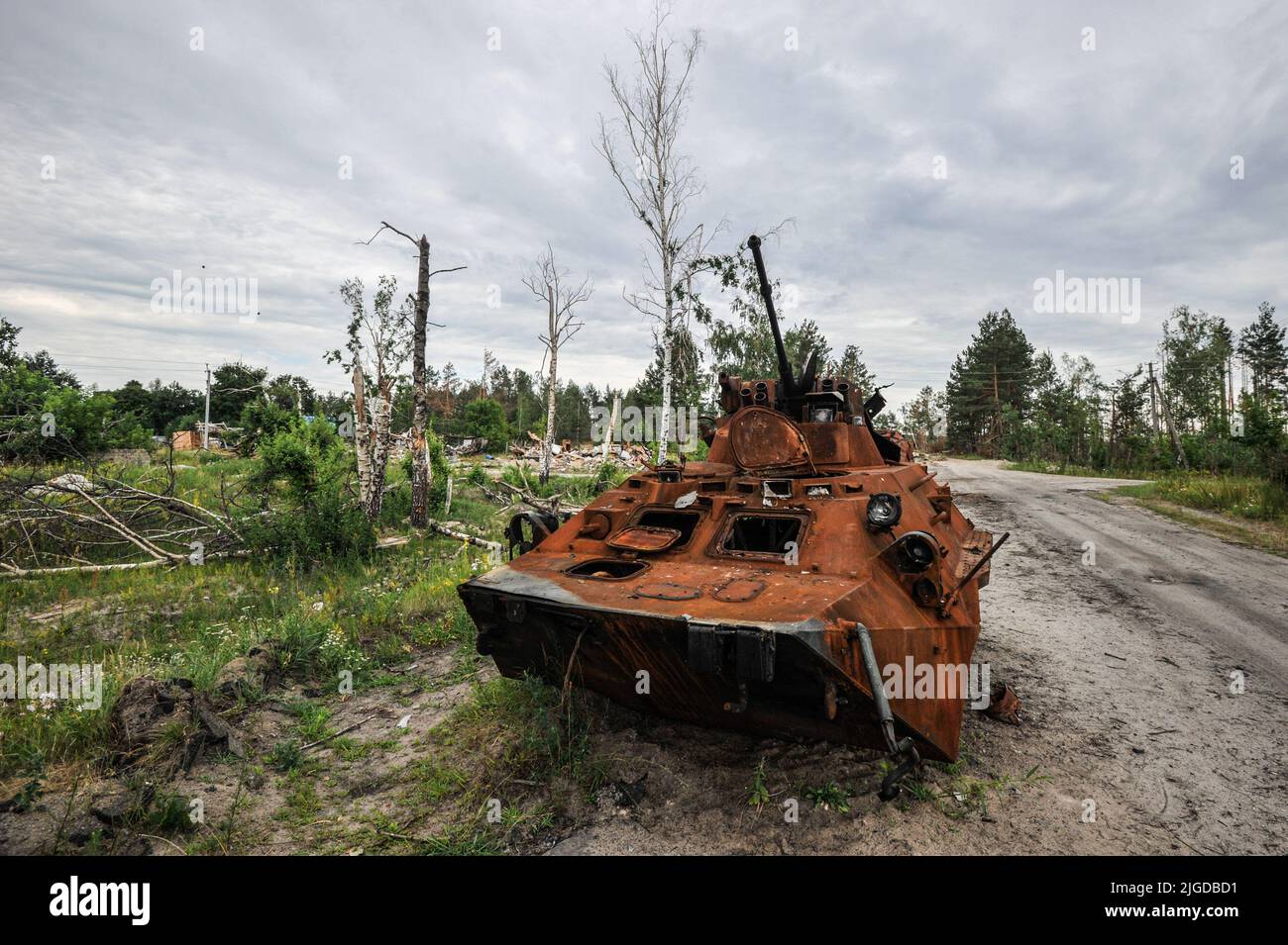 Teterivske, Ukraine. 09th juillet 2022. Un transporteur de militaires blindés (APC) détruit de l'armée russe est vu au village de Teterivske, dans la région de Kiev. La Russie a envahi l'Ukraine le 24 février 2022, déclenchant la plus grande attaque militaire en Europe depuis la Seconde Guerre mondiale (Photo par Sergei Chuzavkov/SOPA Images/Sipa USA) crédit: SIPA USA/Alay Live News Banque D'Images