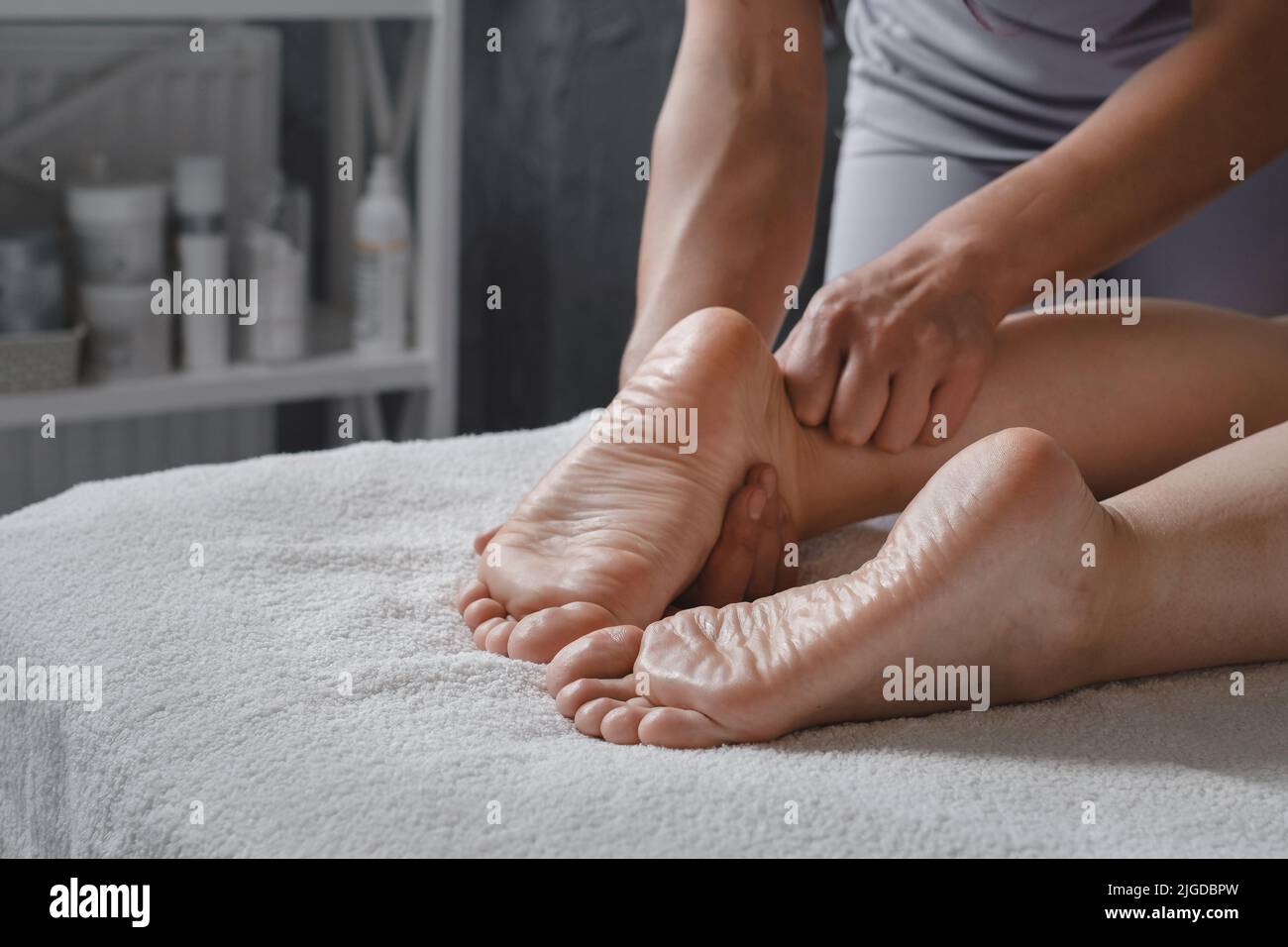 Un massage des pieds par une massothérapeute professionnelle dans un centre thermal. Concept de bien-être, de soulagement du stress et de rajeunissement. Soins du corps Banque D'Images