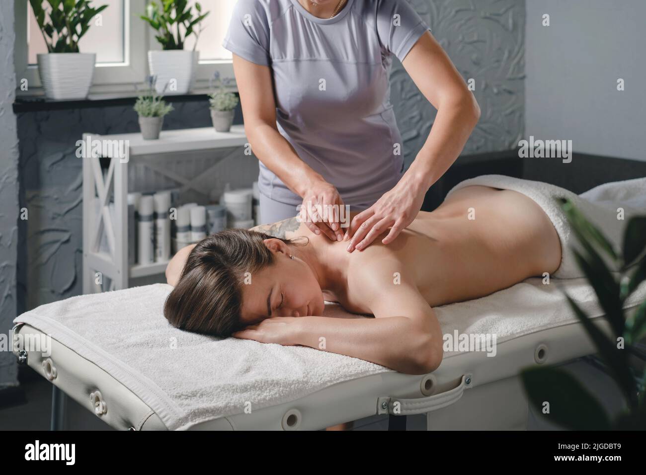 Femme caucasienne ayant un traitement de massage en clinique de thérapie. Massage de dos d'huile, concept de spa et de soins de santé. Soulagement de la douleur. Gros plan Banque D'Images