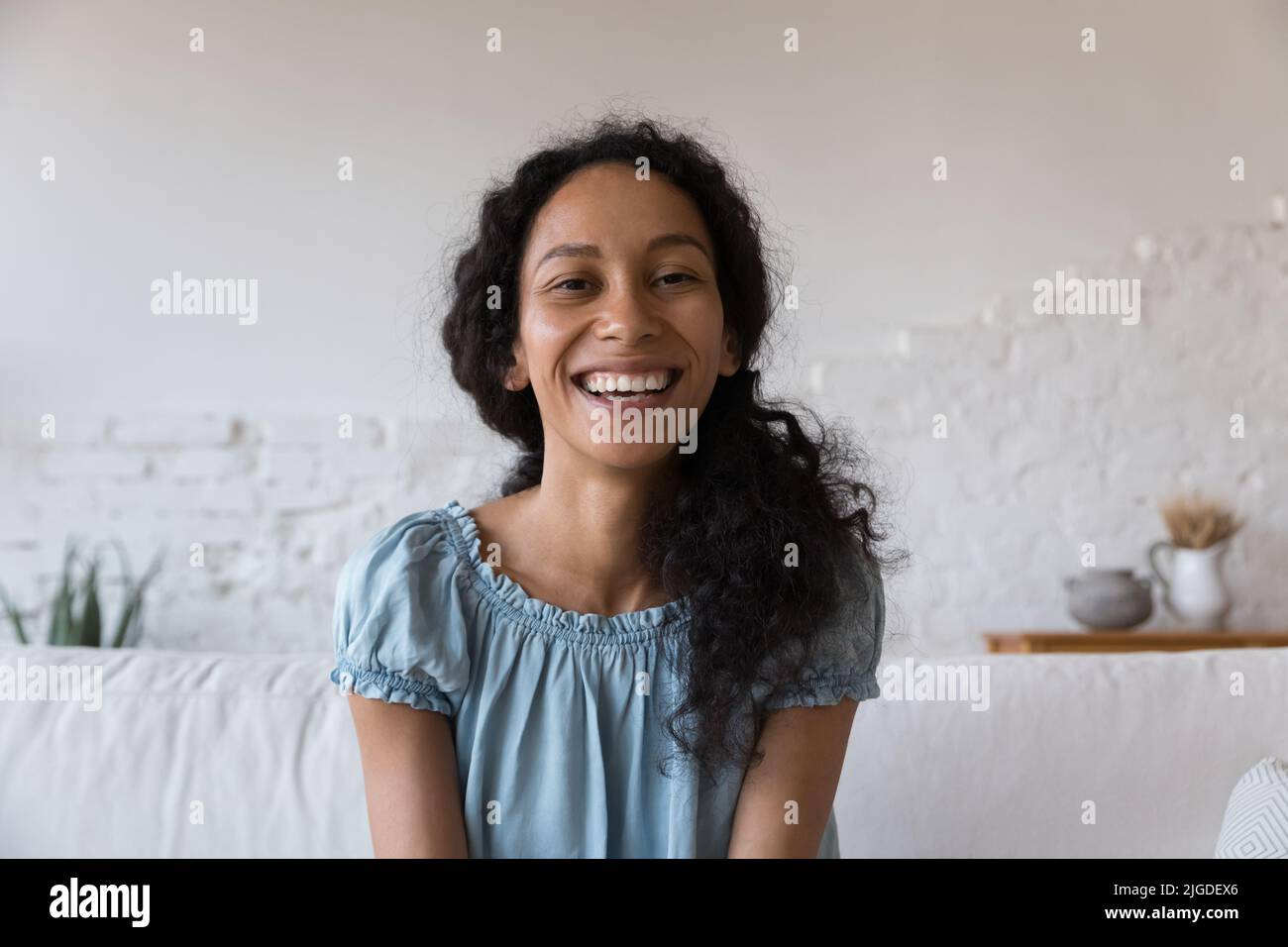 Portrait de tête bonne jeune femme africaine regarder sur l'appareil photo Banque D'Images