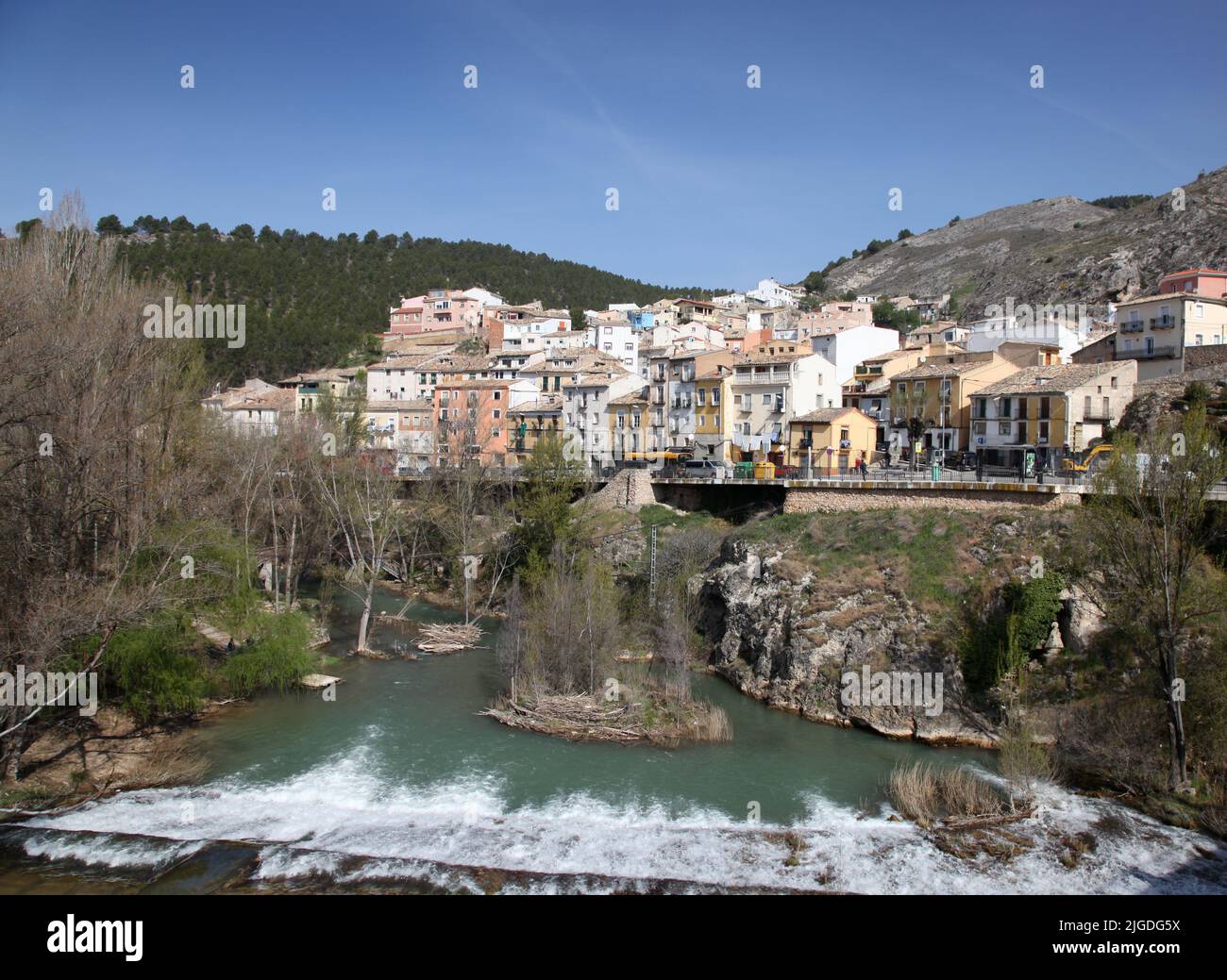 Vue sur Rio Jucar de Cuenca Espagne. Cette destination touristique est un site du patrimoine mondial. Banque D'Images