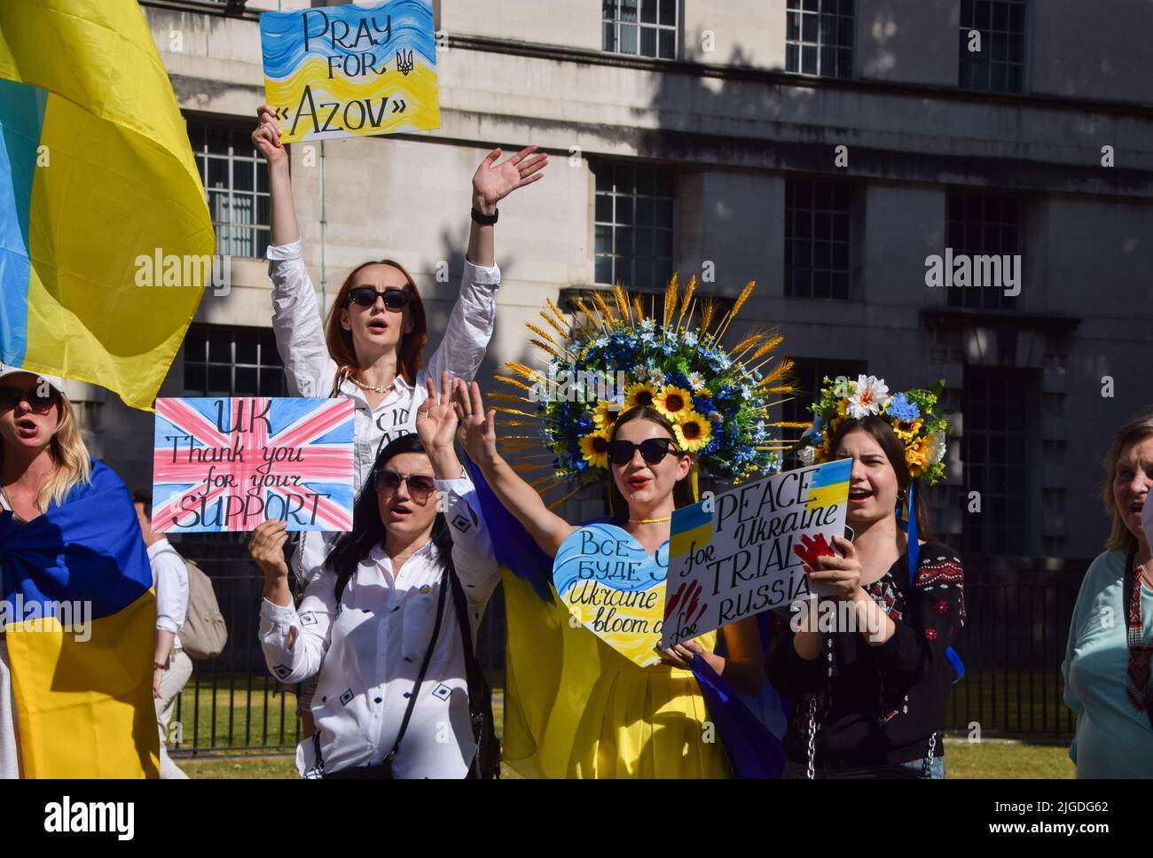 Londres, Royaume-Uni. 09th juillet 2022. Les femmes aux coiffes florales traditionnelles tiennent des placardes pour soutenir l'Ukraine pendant la manifestation. Les manifestants se sont rassemblés devant Downing Street pour soutenir l'Ukraine tandis que la guerre se poursuit. Crédit : SOPA Images Limited/Alamy Live News Banque D'Images