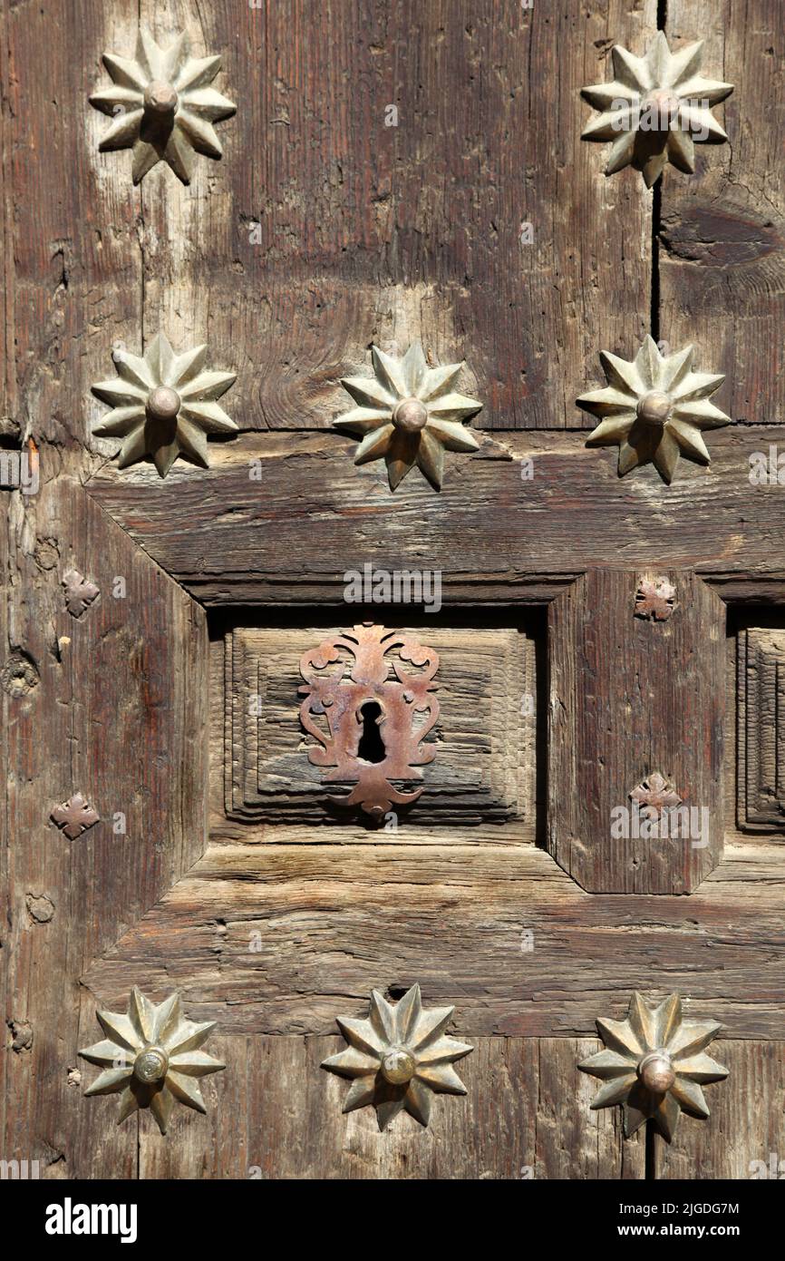 Ouverture sur une porte en bois décorée avec goût Banque D'Images
