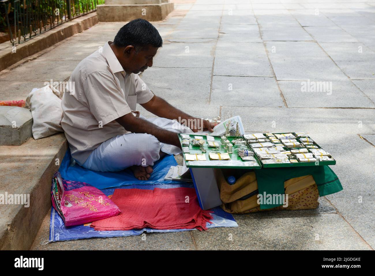 Tirupati, Inde - 16 septembre 2013: Un homme indien vendant des marchandises dans la rue de Tirupati dans l'État d'Andhra Pradesh en Inde. Banque D'Images
