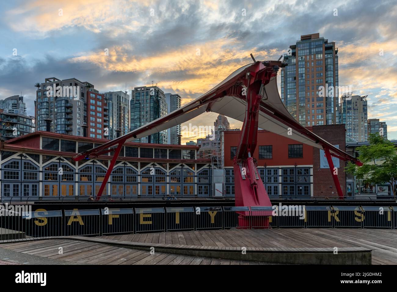 Paysage urbain moderne au coucher du soleil à Yaletown Vancouver, station Roundhouse construite en 2010 pour les Jeux Olimpic pour le SkyTrain Canada Line, une station entièrement automatisée Banque D'Images