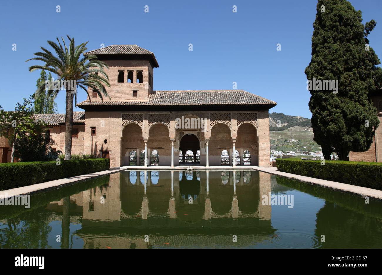 Réflexion au Partal. Une section du palais de l'Alhambra, Grenade, Espagne. Banque D'Images