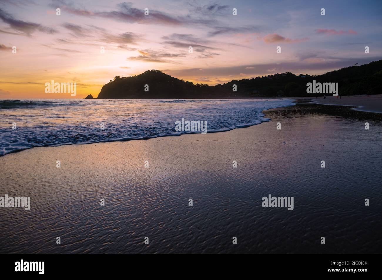 Coucher de soleil sur la baie de Kantiang à Koh Lanta Krabi Thaïlande à la plage. Beau coucher de soleil sur la plage de Koh Lanta Banque D'Images