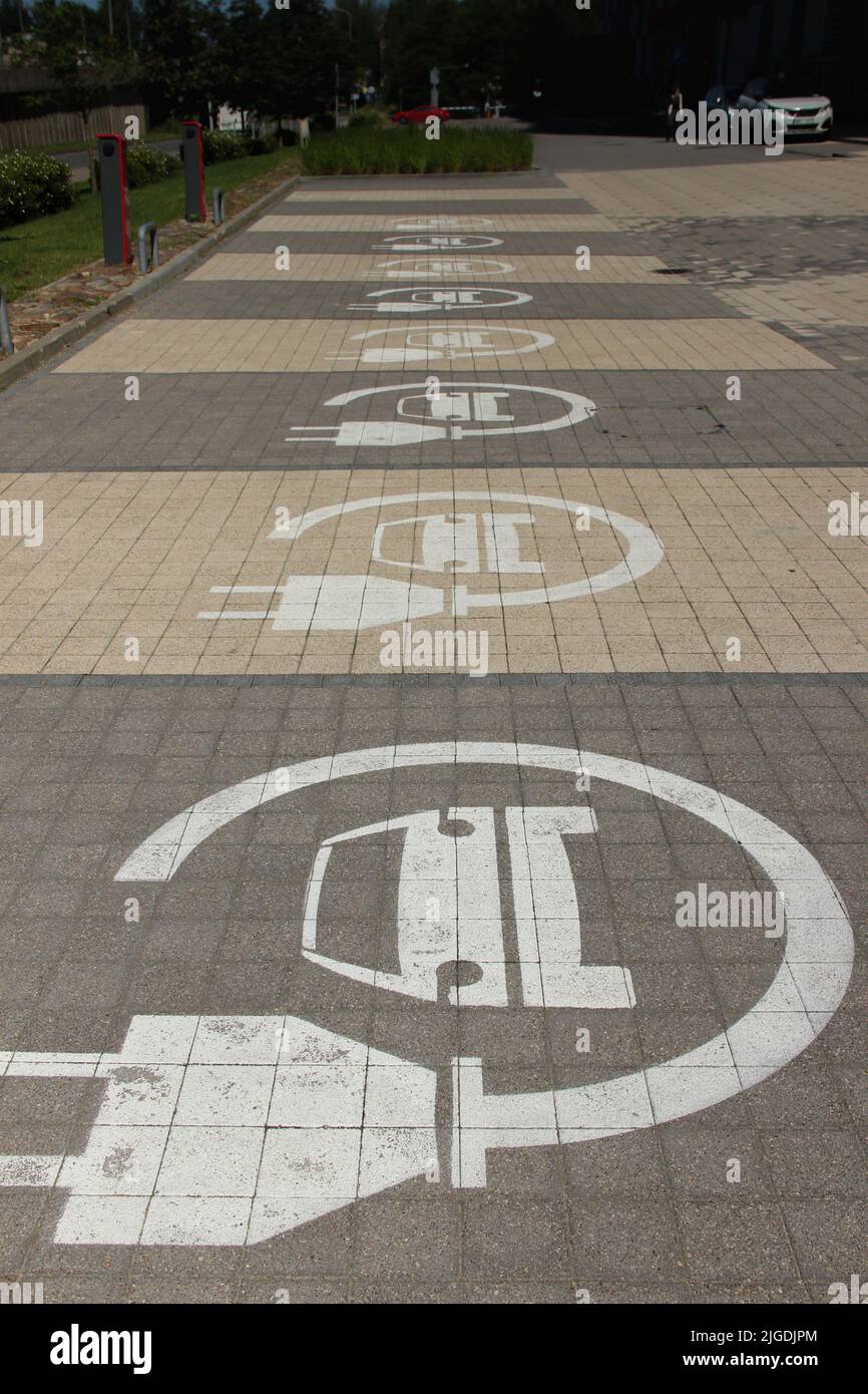 Parkings pour voitures électriques uniquement. Les stations de charge sont rangées. Panneau de voiture électrique. Banque D'Images