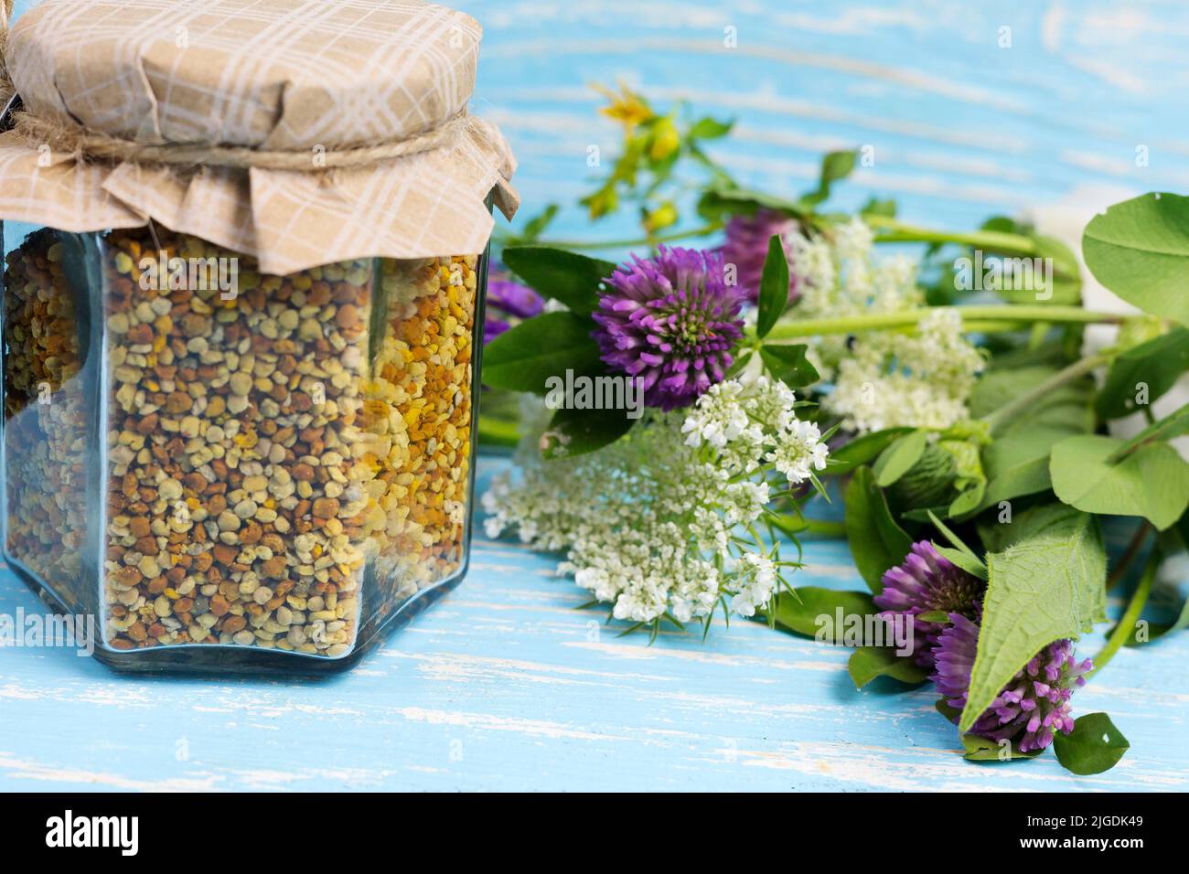 Le pollen d'abeille dans un pot en verre est une alimentation saine. Un produit d'apiculture. Apithérapie. Banque D'Images