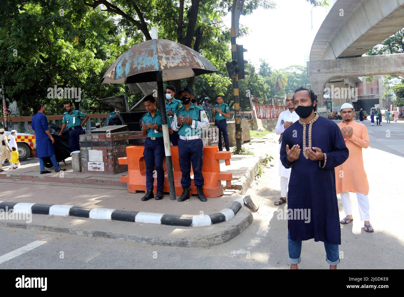 Les dévotés musulmans offrent une prière spéciale du matin pour commencer le festival d'Eid-ul-Azha à la mosquée Baitul Muquram et à Namoinal Eidgha à Dhaka, au Bangladesh Banque D'Images