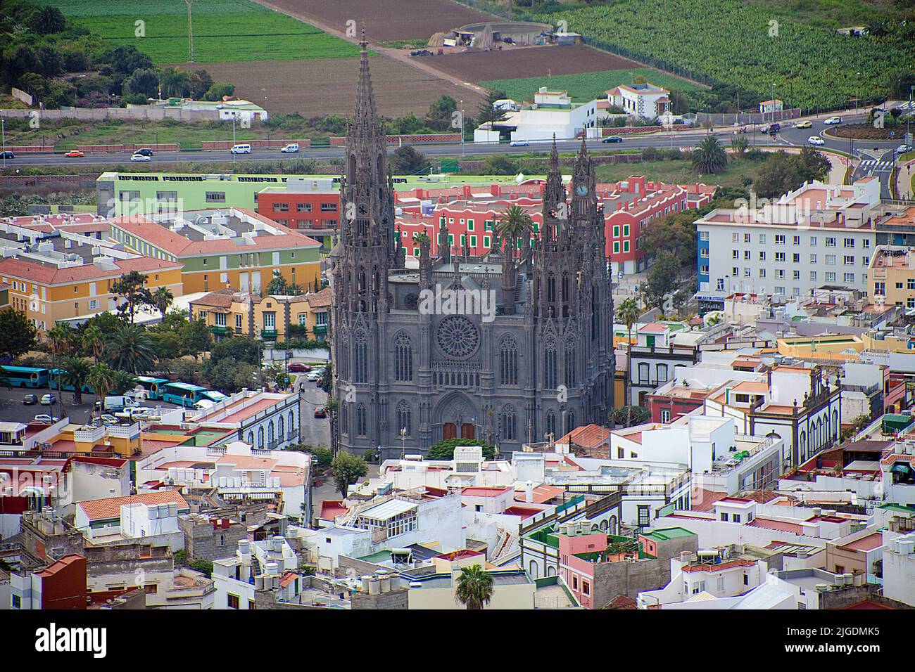 Vue depuis le Montana de Arucas sur le village d'Arucas avec la cathédrale San Juan Bautista, point de repère d'Arucas, Grand Canary, îles Canaries, Espagne Banque D'Images