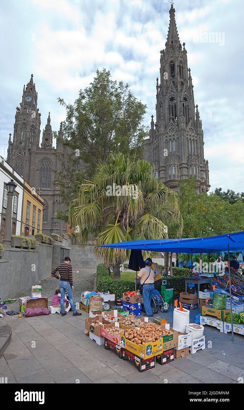 Marché à la cathédrale San Juan Bautista, point de repère de la ville d'Arucas, Grand Canary, îles Canaries, Espagne, Europe Banque D'Images