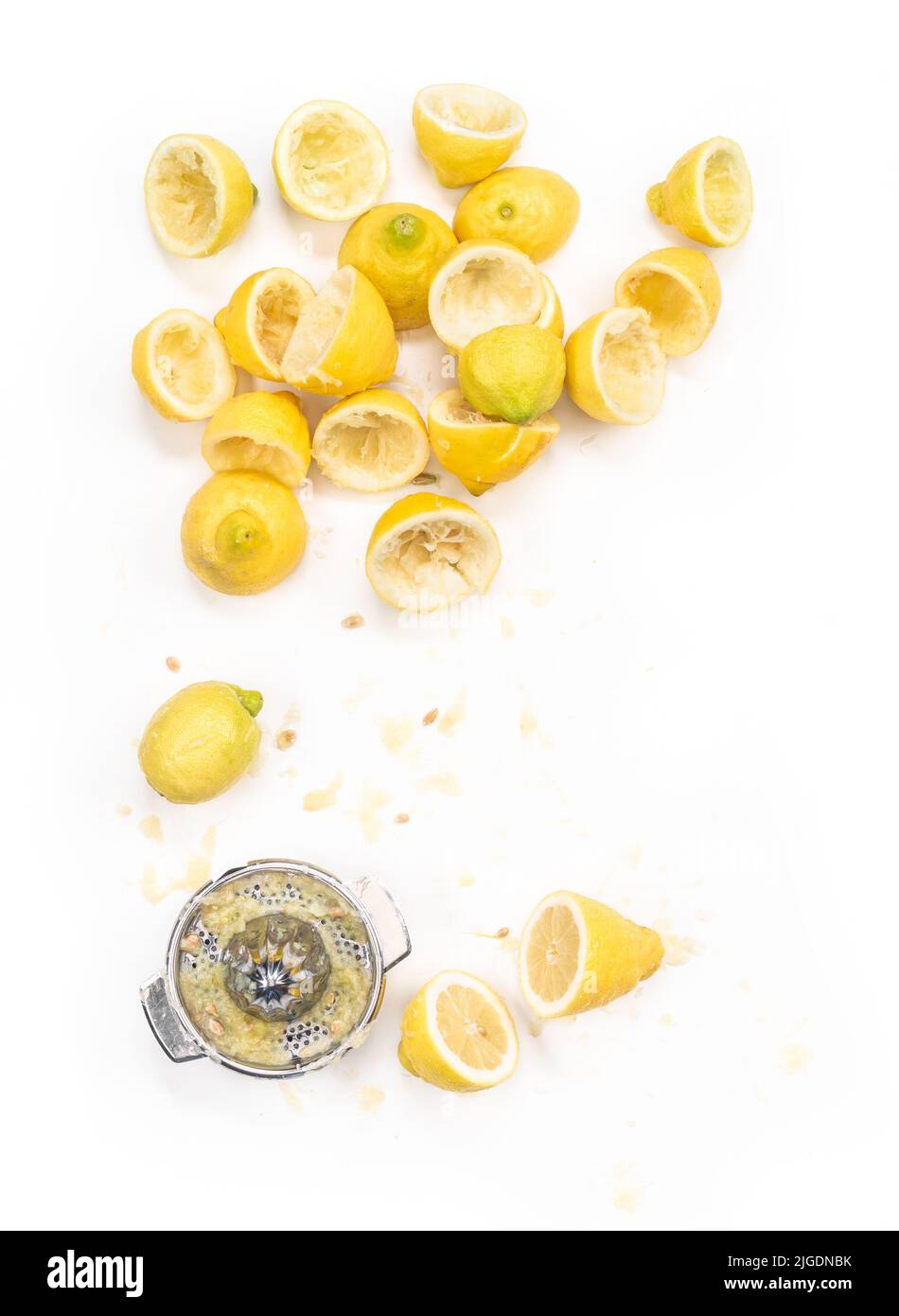 Citrons pressés avec presse-agrumes Banque D'Images