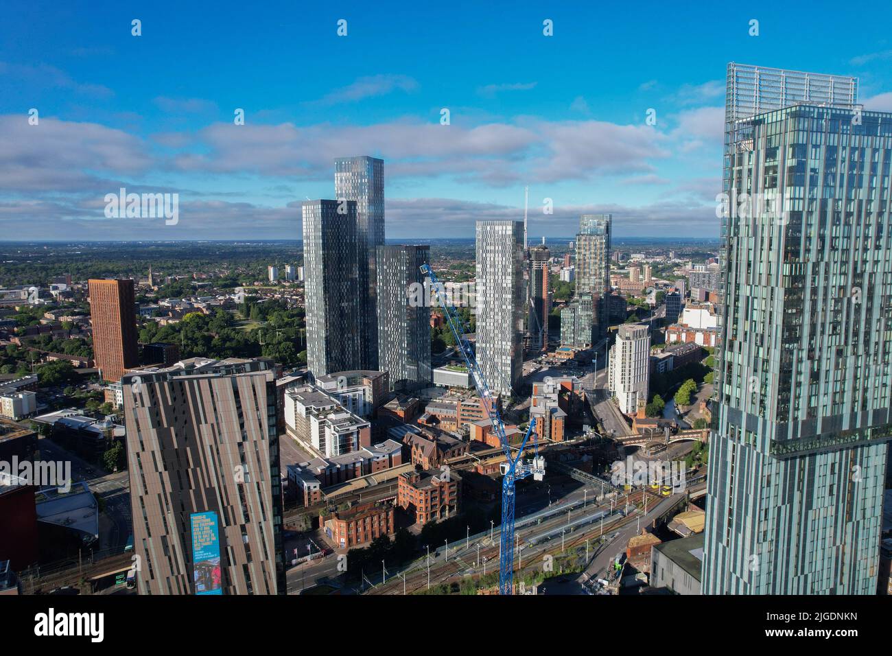 Centre ville de Manchester Drone vue aérienne au-dessus du bâtiment travaux de construction Skyline Blue Sky été 2022 Beethose Tower Deansgate Square Banque D'Images