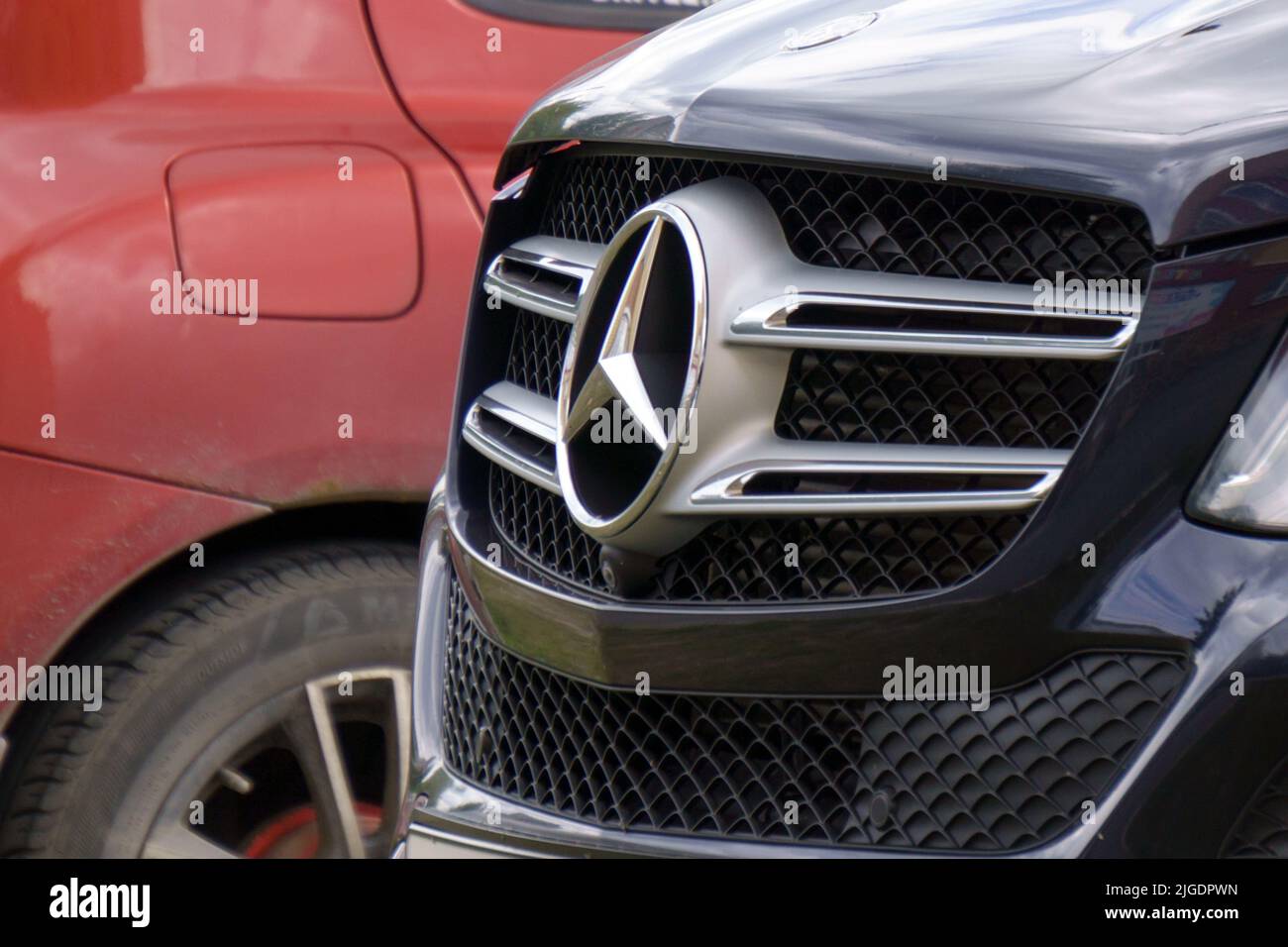 Tyumen, Russie-06 juin 2022 : gros plan sur le logo Mercedes Benz. La marque est utilisée pour les voitures de luxe, les autobus, les autocars et les camions Banque D'Images