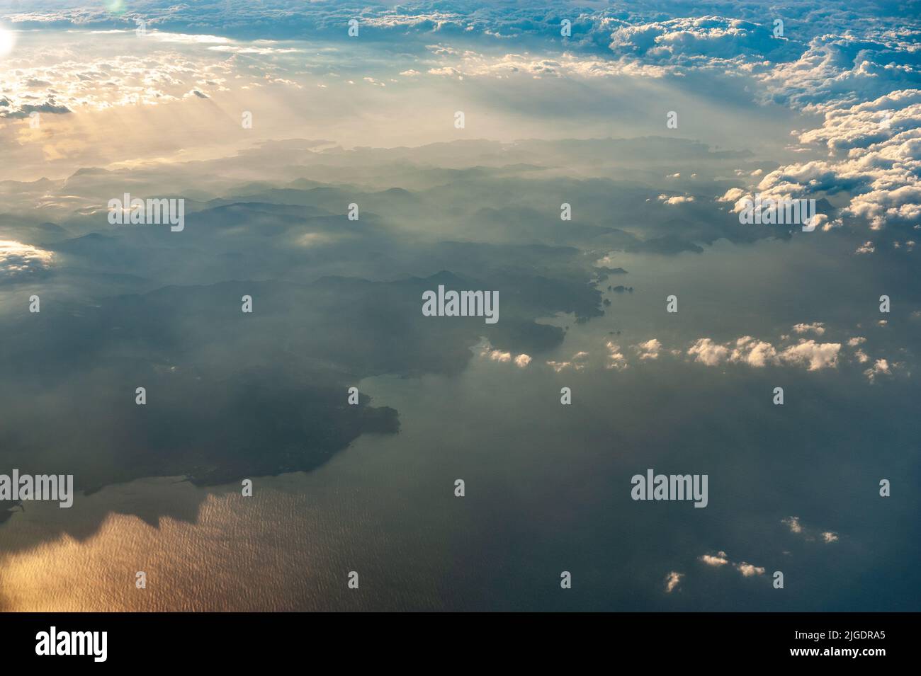Prise de vue aérienne de la côte est du Japon, à partir d'environ 35000 pieds. Banque D'Images