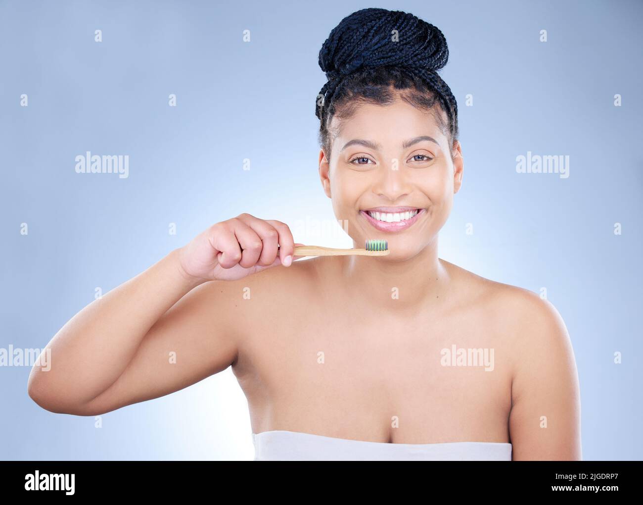 Polonais avec fierté. Portrait studio d'une jeune femme attirante se brossant les dents sur un fond bleu. Banque D'Images