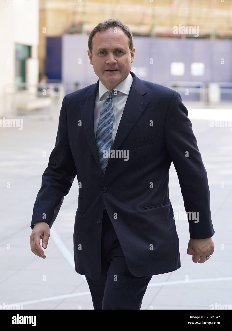 Tom Tugendhat arrive à la BBC Broadcasting House à Londres, pour apparaître sur le programme d'actualité de BBC One, dimanche matin. Date de la photo: Dimanche 10 juillet 2022. Banque D'Images