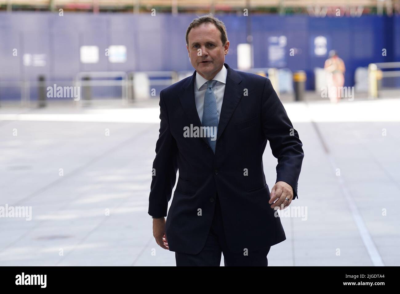 Tom Tugendhat arrive à la BBC Broadcasting House à Londres, pour apparaître sur le programme d'actualité de BBC One, dimanche matin. Date de la photo: Dimanche 10 juillet 2022. Banque D'Images