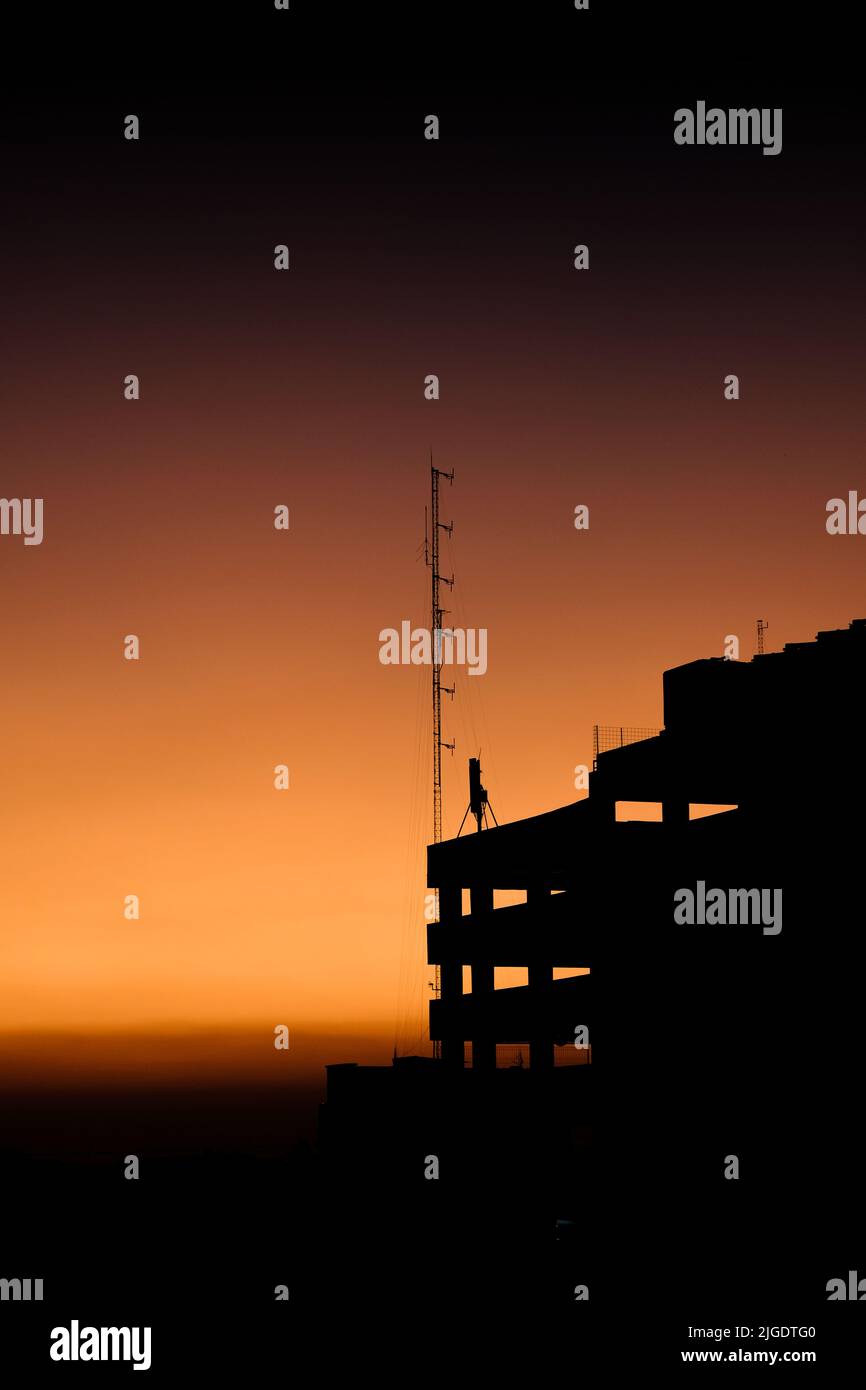 portrait de la silhouette du bâtiment avec vue sur le coucher du soleil. Banque D'Images