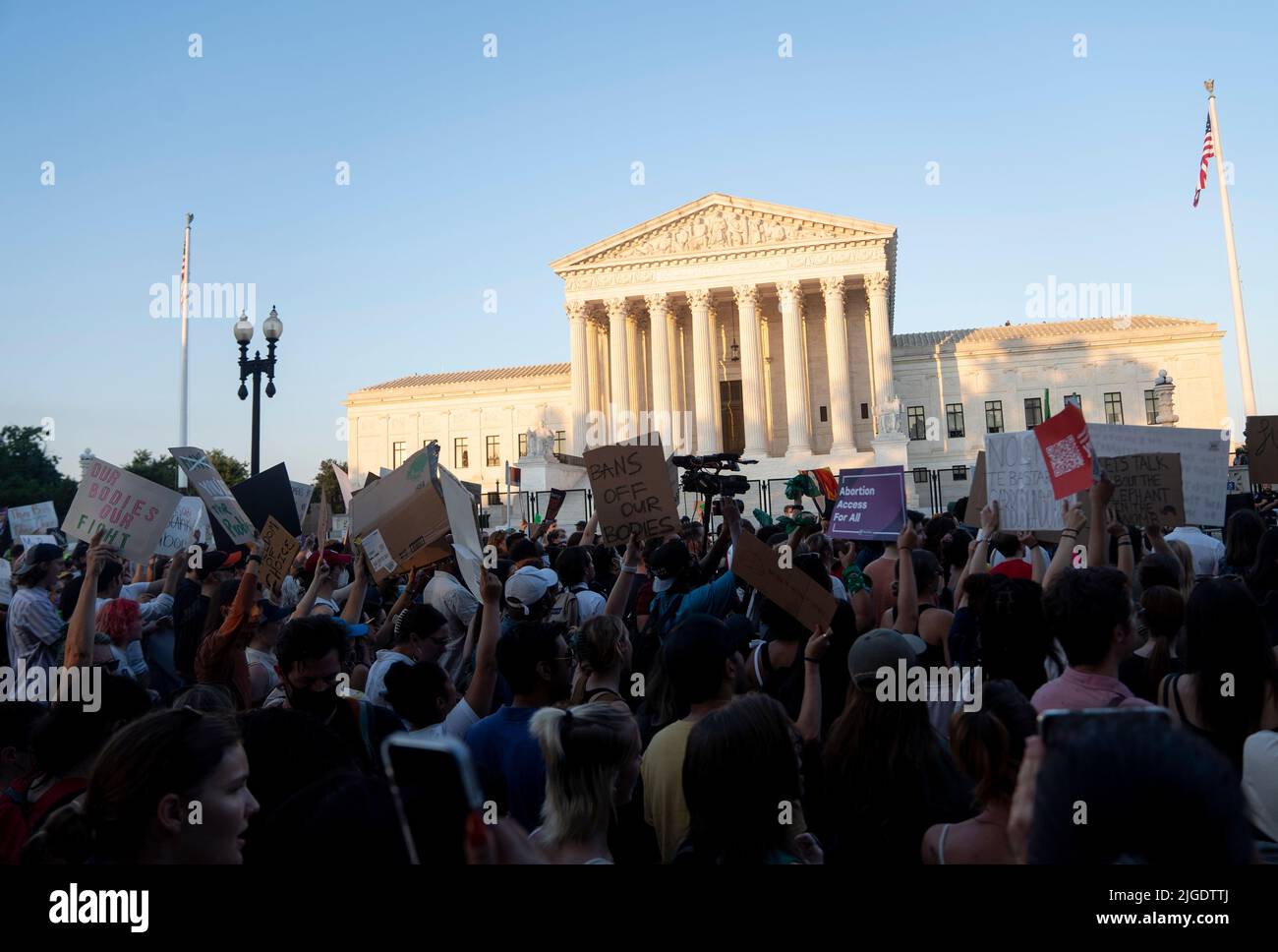 Washington, États-Unis. 24th juin 2022. Les manifestants se rassemblent devant la Cour suprême des États-Unis à Washington, DC, États-Unis, 24 juin 2022. Credit: Liu Jie/Xinhua/Alay Live News Banque D'Images