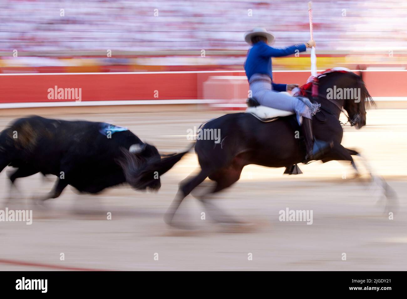 Le taureau espagnol Pablo Hermoso de Mendoza défie un taureau de Nunez del Cuvillo lors d'un taureau au Festival de San Fermin, à Pampelune, dans le nord de l'Espagne, 7 juillet 2022 (photo de Ruben Albarran / PRESSINPHOTO) Banque D'Images