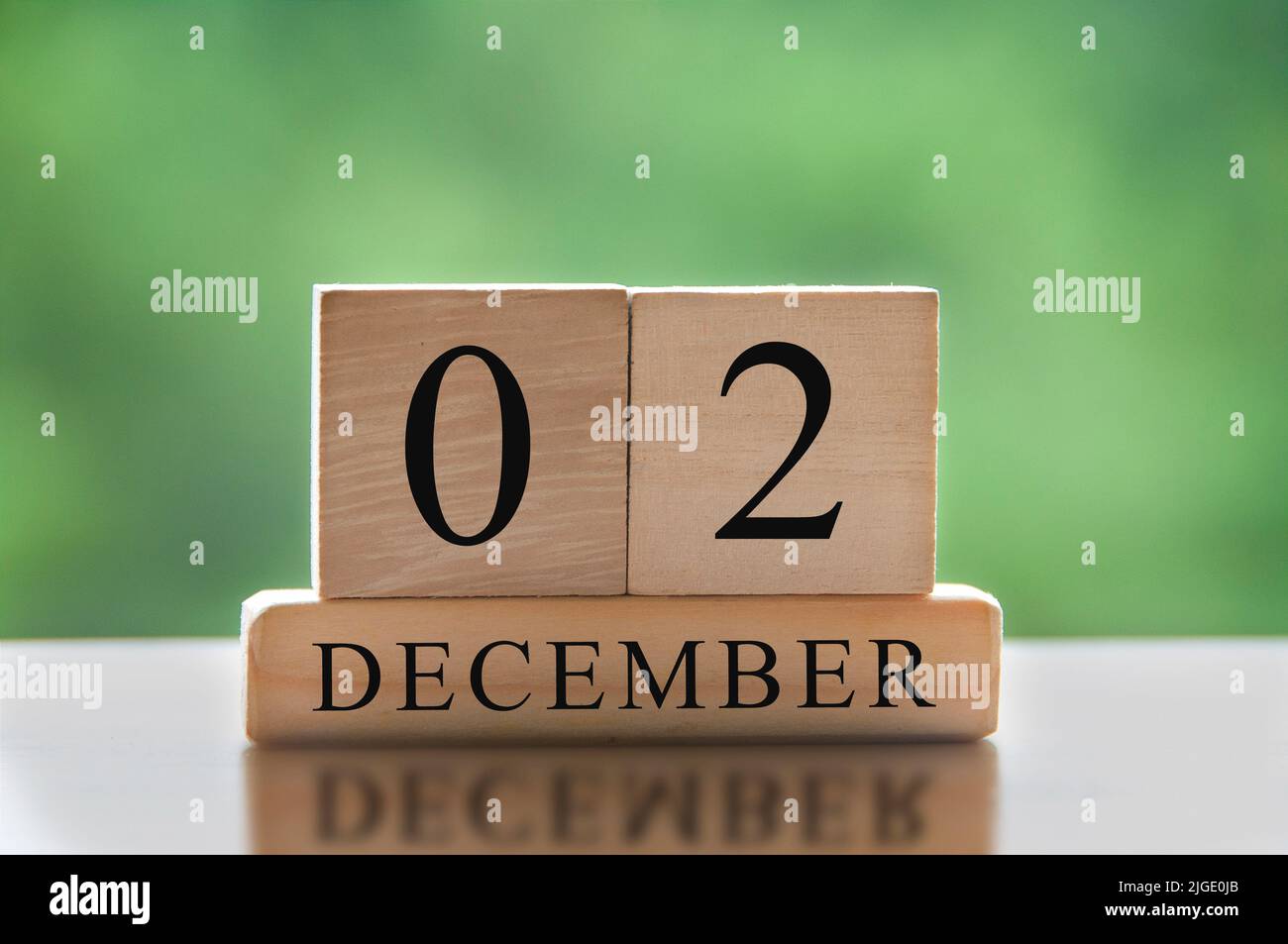 Texte 2 décembre sur des blocs de bois avec un arrière-plan de nature flou. Concept de calendrier Banque D'Images