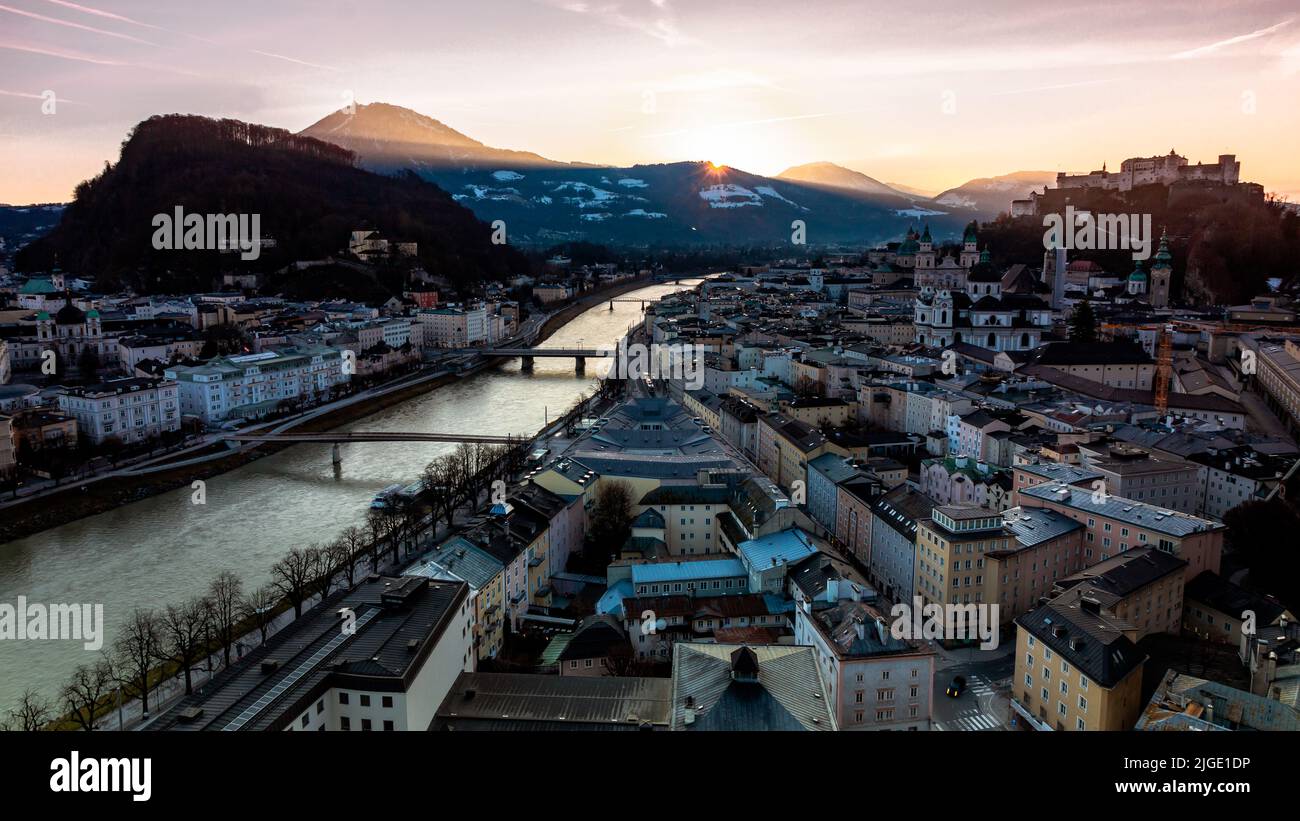 Lever de soleil de la magnifique ville de Salzbourg en hiver. Banque D'Images