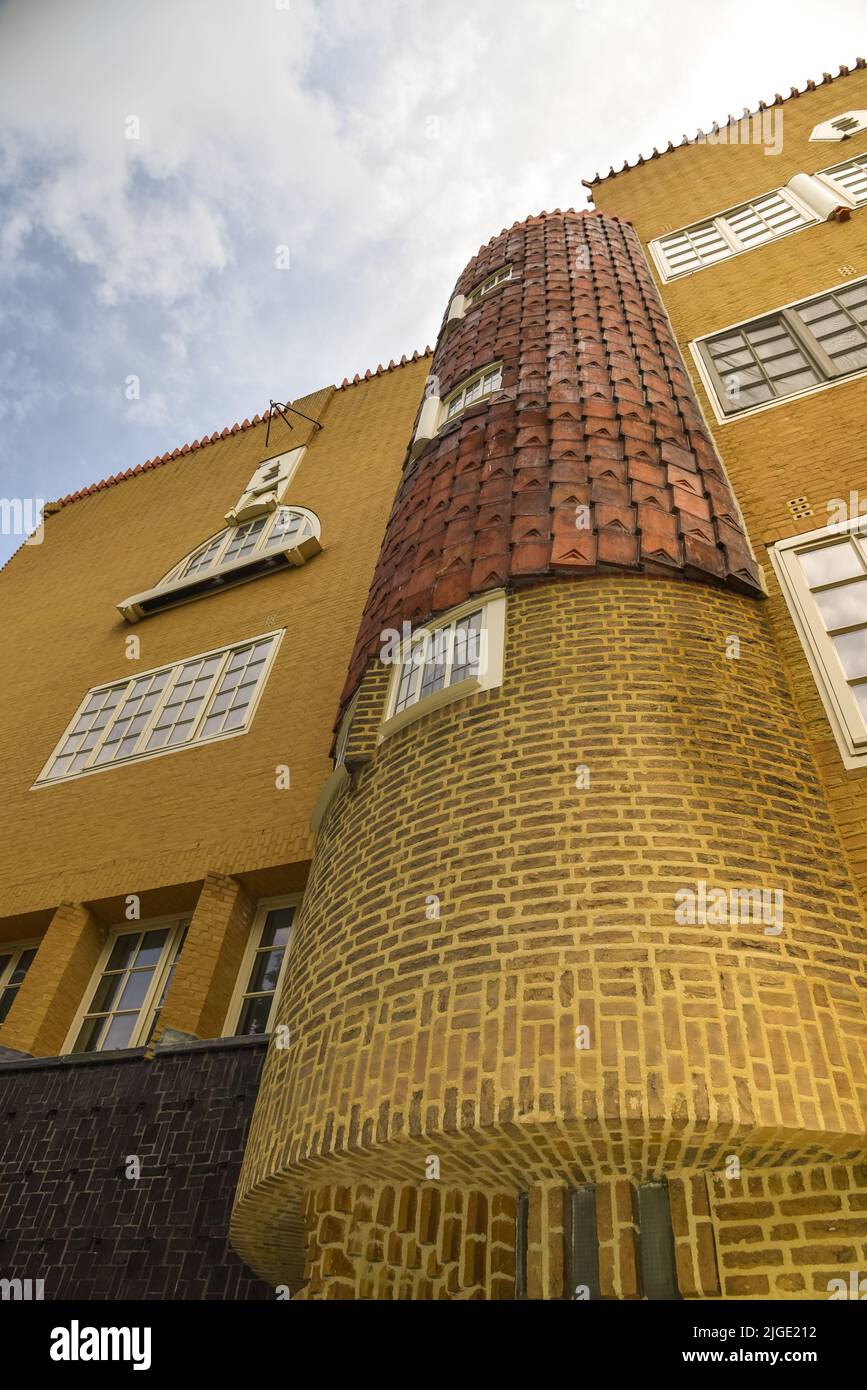 Amsterdam, pays-Bas. Juin 2022. Détails et façades de la construction en brique caractéristique d'un bâtiment résidentiel dans le style scolaire d'Amsterdam Banque D'Images