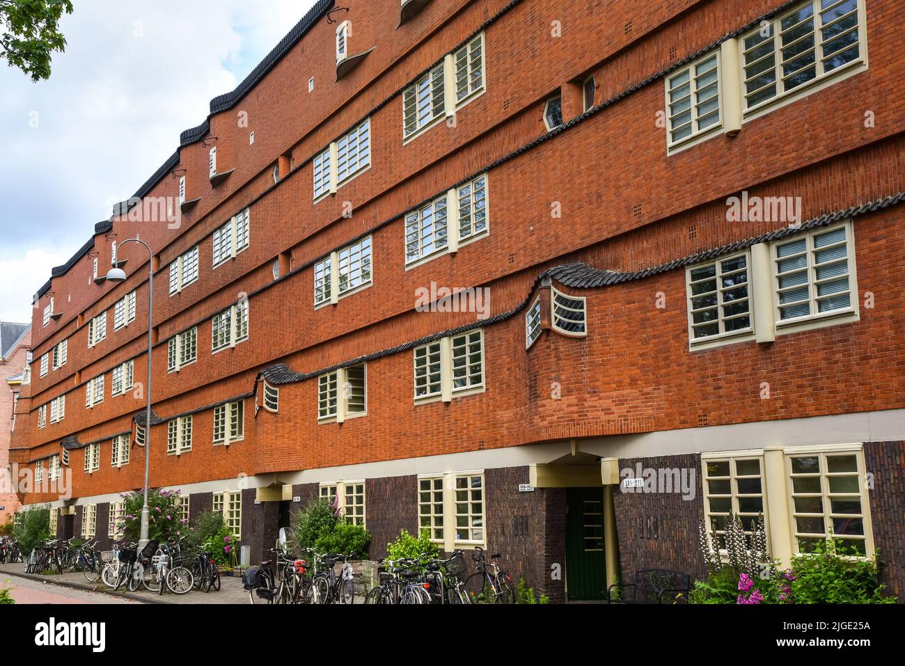 Amsterdam, pays-Bas. Juin 2022. Détails et façades de la construction en brique caractéristique d'un bâtiment résidentiel dans le style scolaire d'Amsterdam Banque D'Images