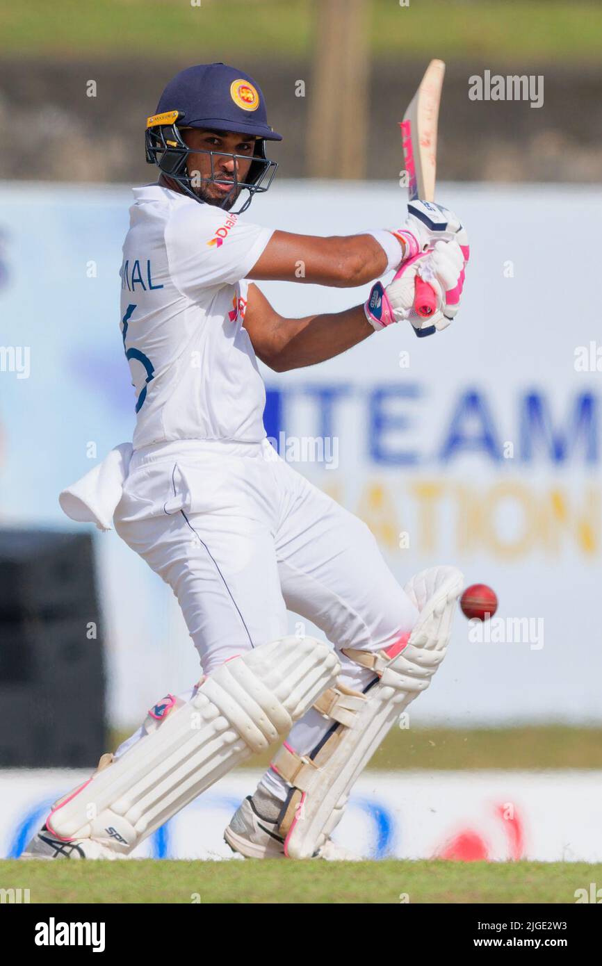 Galle, Sri Lanka. 10th juillet 2022. Dinesh Chandimal du Sri Lanka joue un tir pendant les 3rd jours du match de cricket de 2nd entre le Sri Lanka et l'Australie au stade international de cricket de Galle, à Galle, le 10th juillet 2022. Viraj Kothalwala/Alamy Live News Banque D'Images