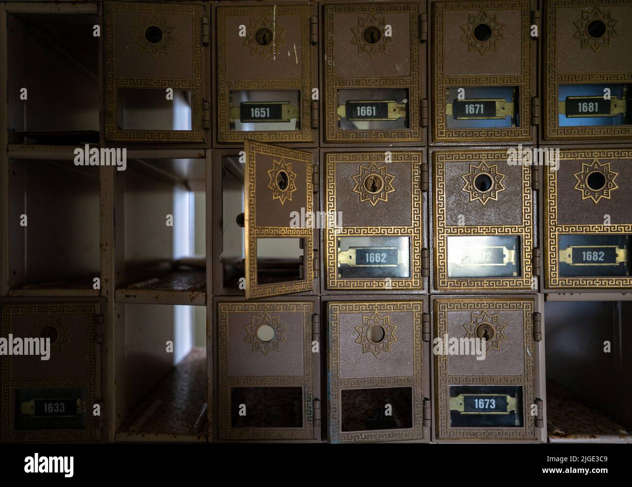 Boîtes aux lettres abandonnées dans l'ancienne salle de courrier de l'installation aérienne navale d'Adak Banque D'Images