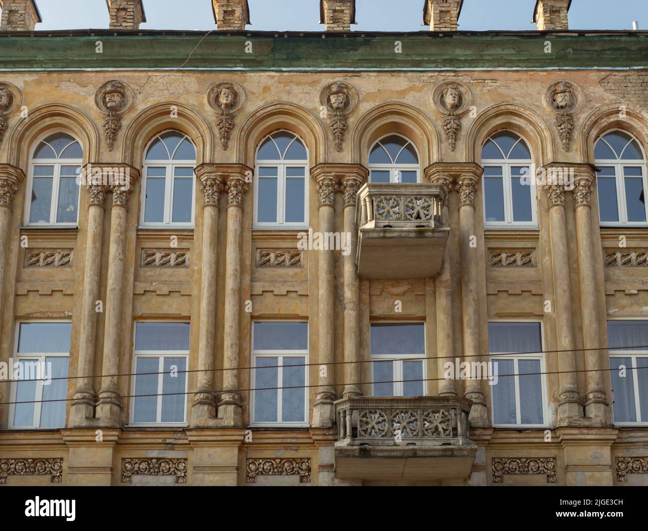 Vilnius, Lituanie - avril 2018 : sous-sols historiques le long de la rue à Vilnius. Europe de l'est Banque D'Images