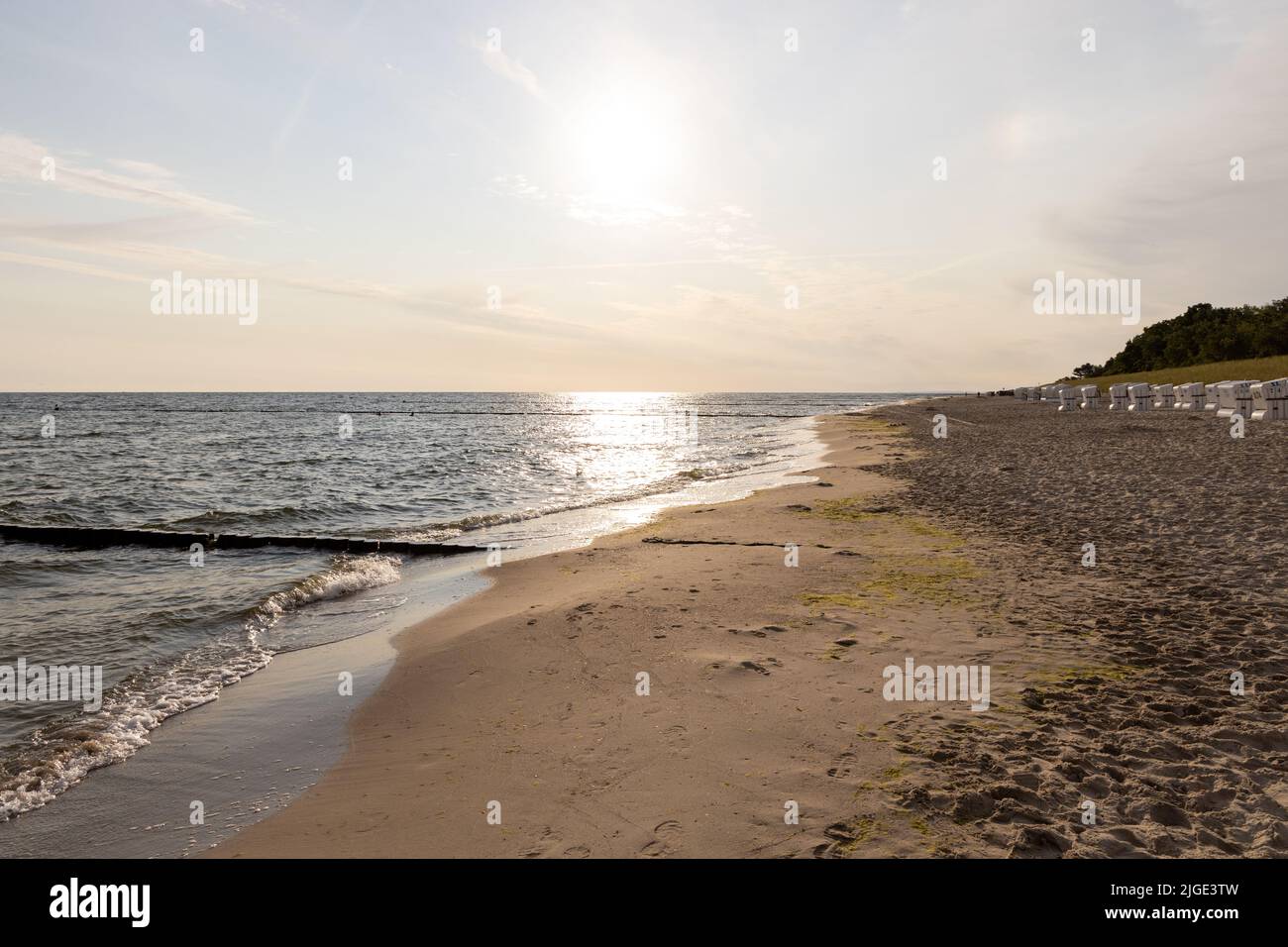 La vue de la plage de Zempin sur l'île d'Usedom avec de nombreuses chaises de plage en été Banque D'Images