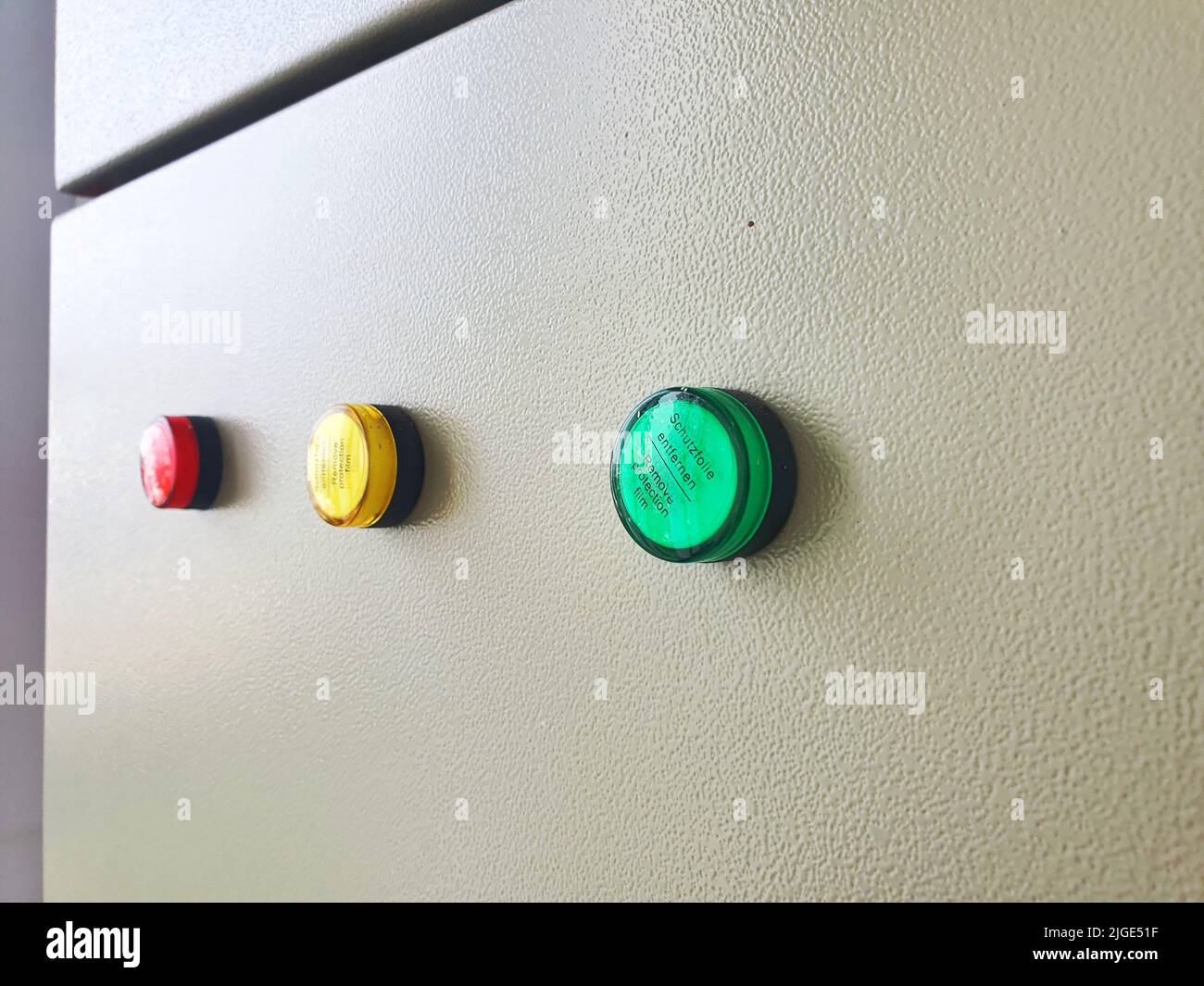 Lampe témoin R S T , ampoule rouge, jaune, vert indique l'état de l'alimentation électrique 3 phases sur la vue latérale du panneau Banque D'Images
