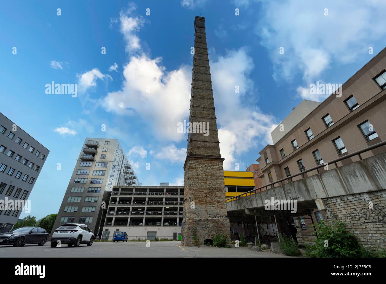 Tallinn, Estonie. Juillet 2022. Vue sur une vieille cheminée en briques dans le centre-ville Banque D'Images