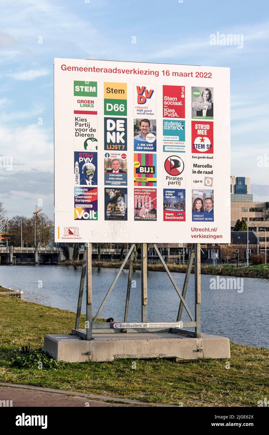 Utrecht, pays-Bas, 13 mars 2022: Grand panneau à côté d'un canal avec des affiches de campagne de 25 partis politiques pour la prochaine municipale Banque D'Images