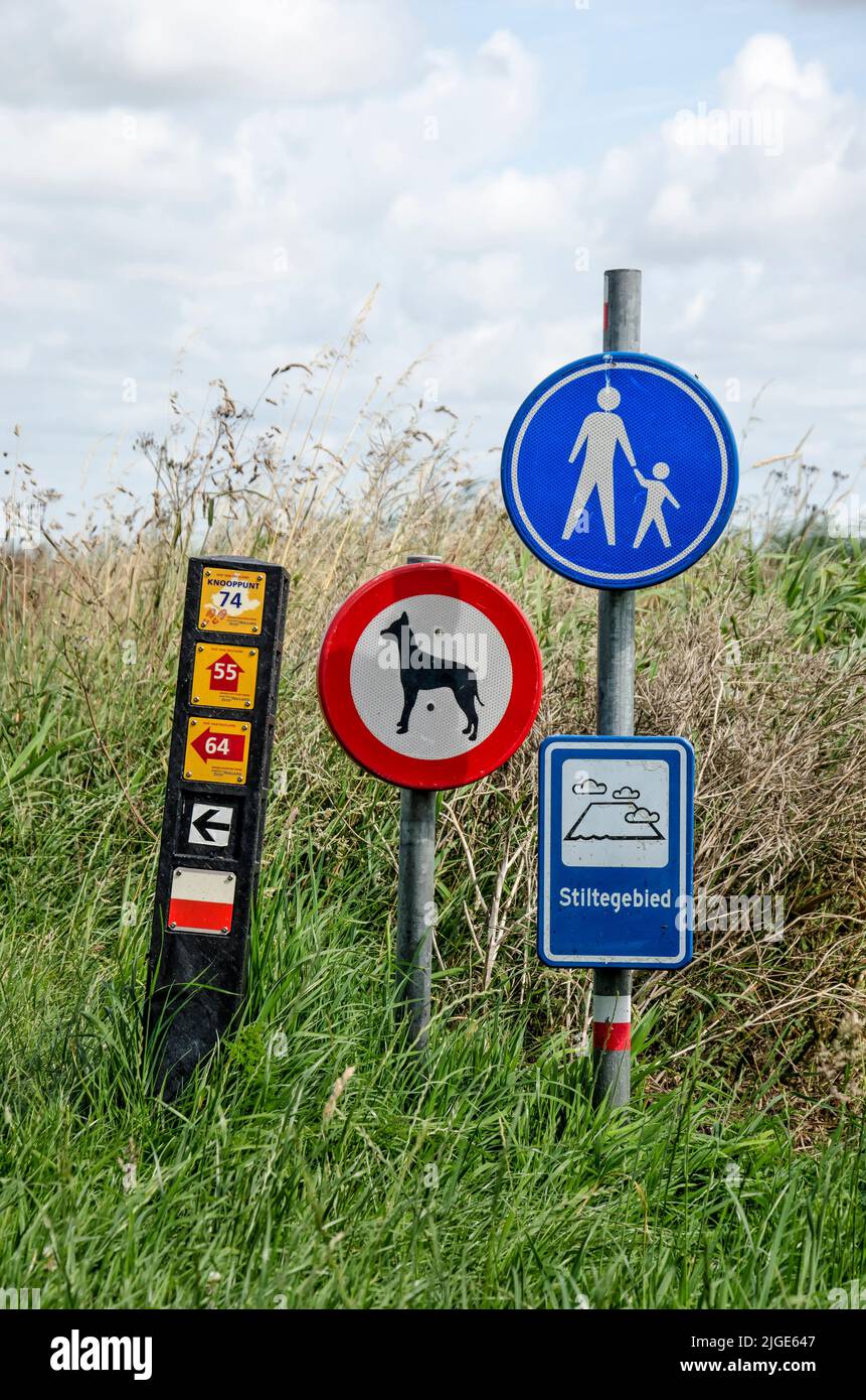 Delft, pays-Bas, 9 juillet 2022: Une multitude de panneaux, y compris des itinéraires de randonnée, la zone de silence et aucun chien autorisé sur un pied-à-pieds dans Midden Delfland na Banque D'Images