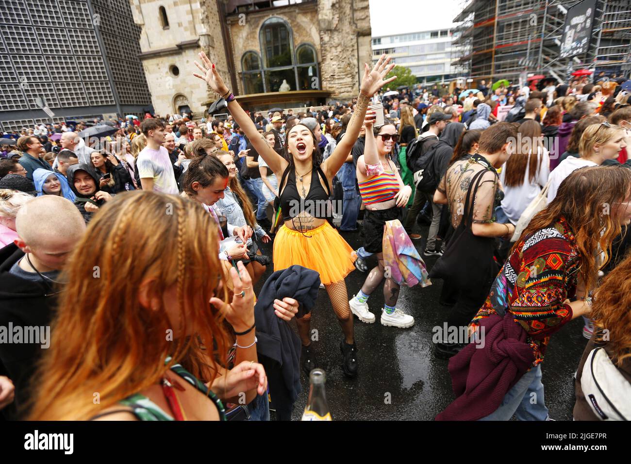 Berlin, Allemagne. 09th juillet 2022. Berlin: Le fondateur du Loveparade, Dr. Motte, a lancé son nouveau spectacle techno "Rave the Planet Parade" sur le Kurfürstendamm de Berlin. Il s'agit de paix et de liberté sous la devise « ensemble encore ». (Photo de Simone Kuhlmey/Pacific Press) crédit: Pacific Press Media production Corp./Alay Live News Banque D'Images