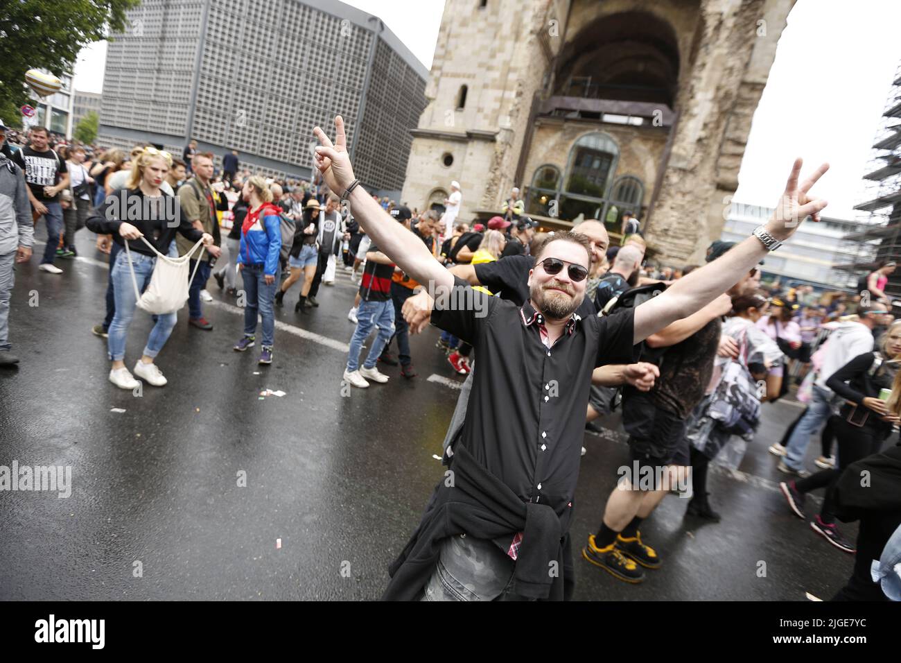 Berlin, Allemagne. 09th juillet 2022. Berlin: Le fondateur du Loveparade, Dr. Motte, a lancé son nouveau spectacle techno "Rave the Planet Parade" sur le Kurfürstendamm de Berlin. Il s'agit de paix et de liberté sous la devise « ensemble encore ». (Photo de Simone Kuhlmey/Pacific Press) crédit: Pacific Press Media production Corp./Alay Live News Banque D'Images