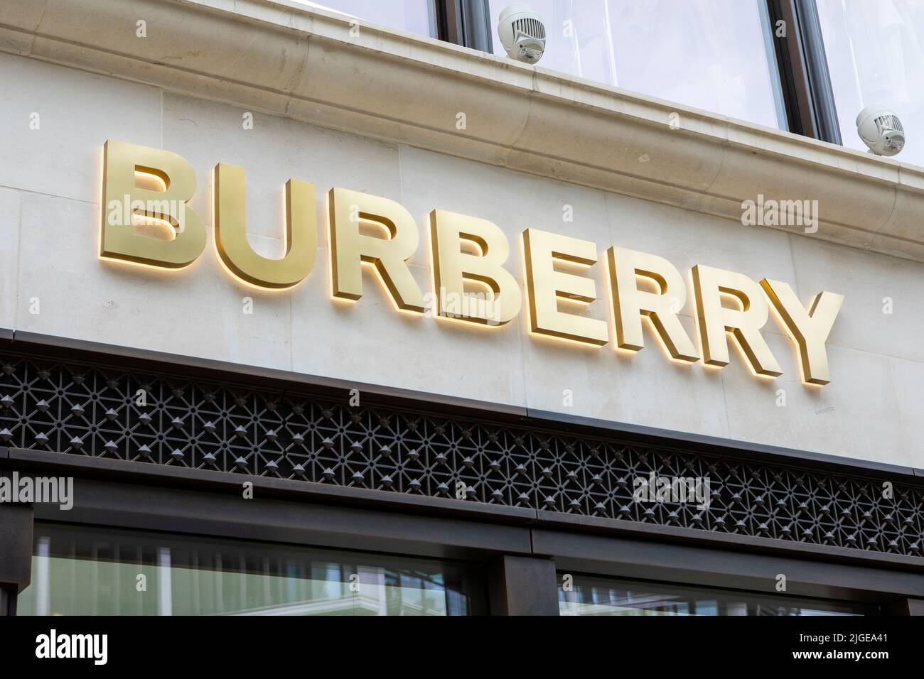 Londres, Royaume-Uni - 12 août 2021 : le logo Harvey Nichols au-dessus de l'entrée de leur magasin sur Brompton Road dans le centre de Londres, Royaume-Uni. Banque D'Images